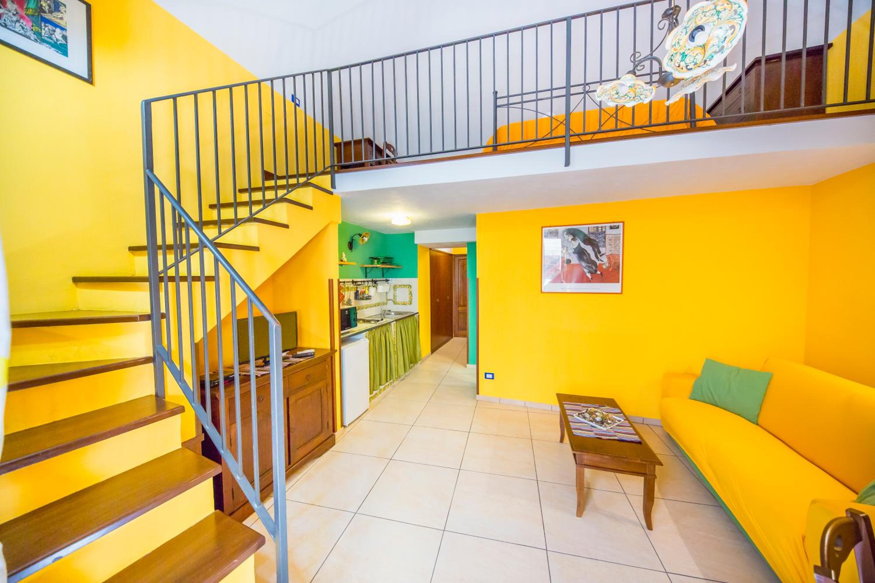 Appartamento con una camera con balcone