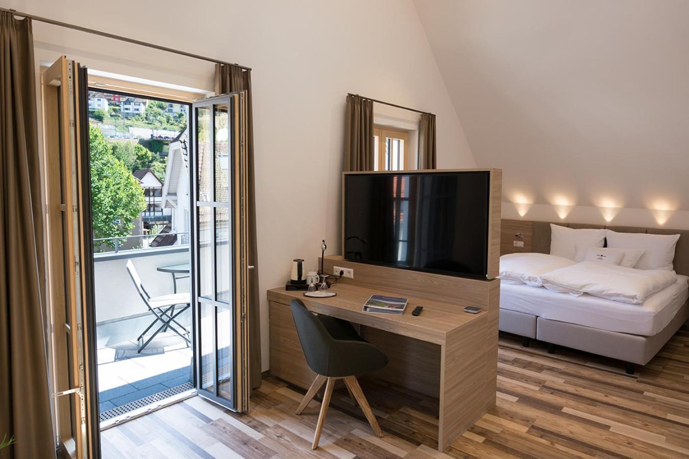 Suite with Balcony - Photo 12
