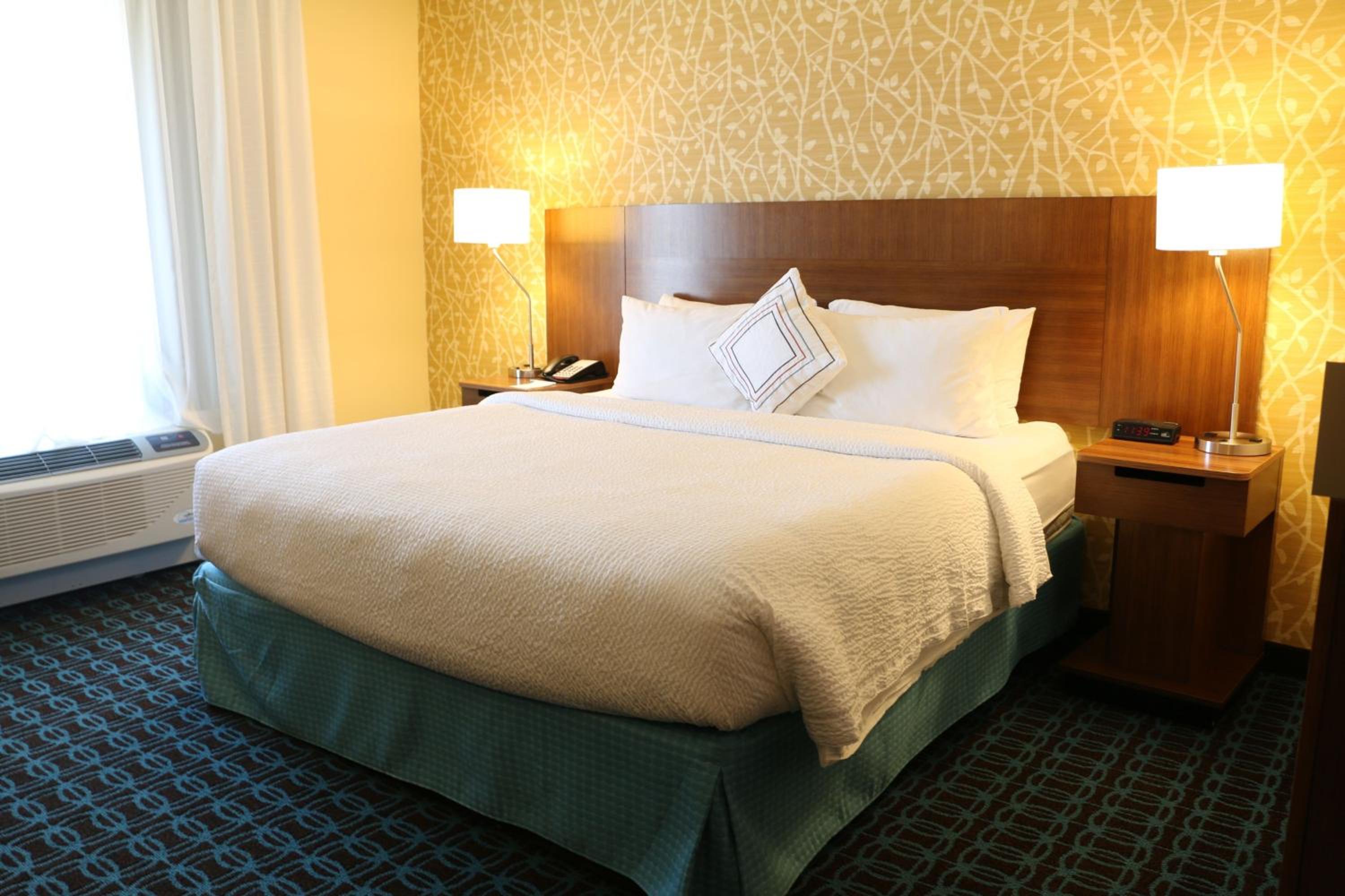 King Room with Transfer Shower and Roll-In Shower - Mobility Access/Hearing Accessible photo 3
