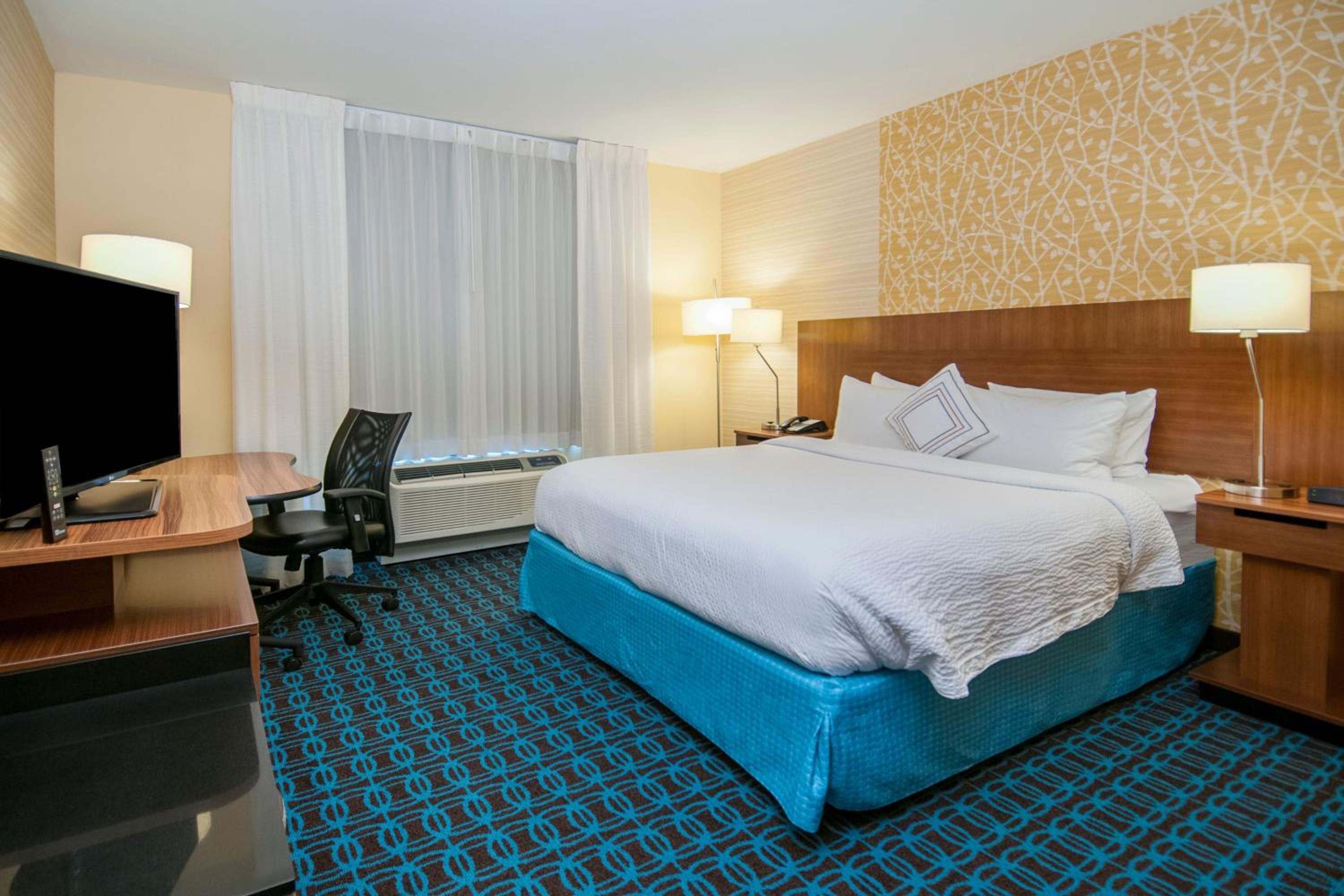 King Room with Transfer Shower and Roll-In Shower - Mobility Access/Hearing Accessible photo 2