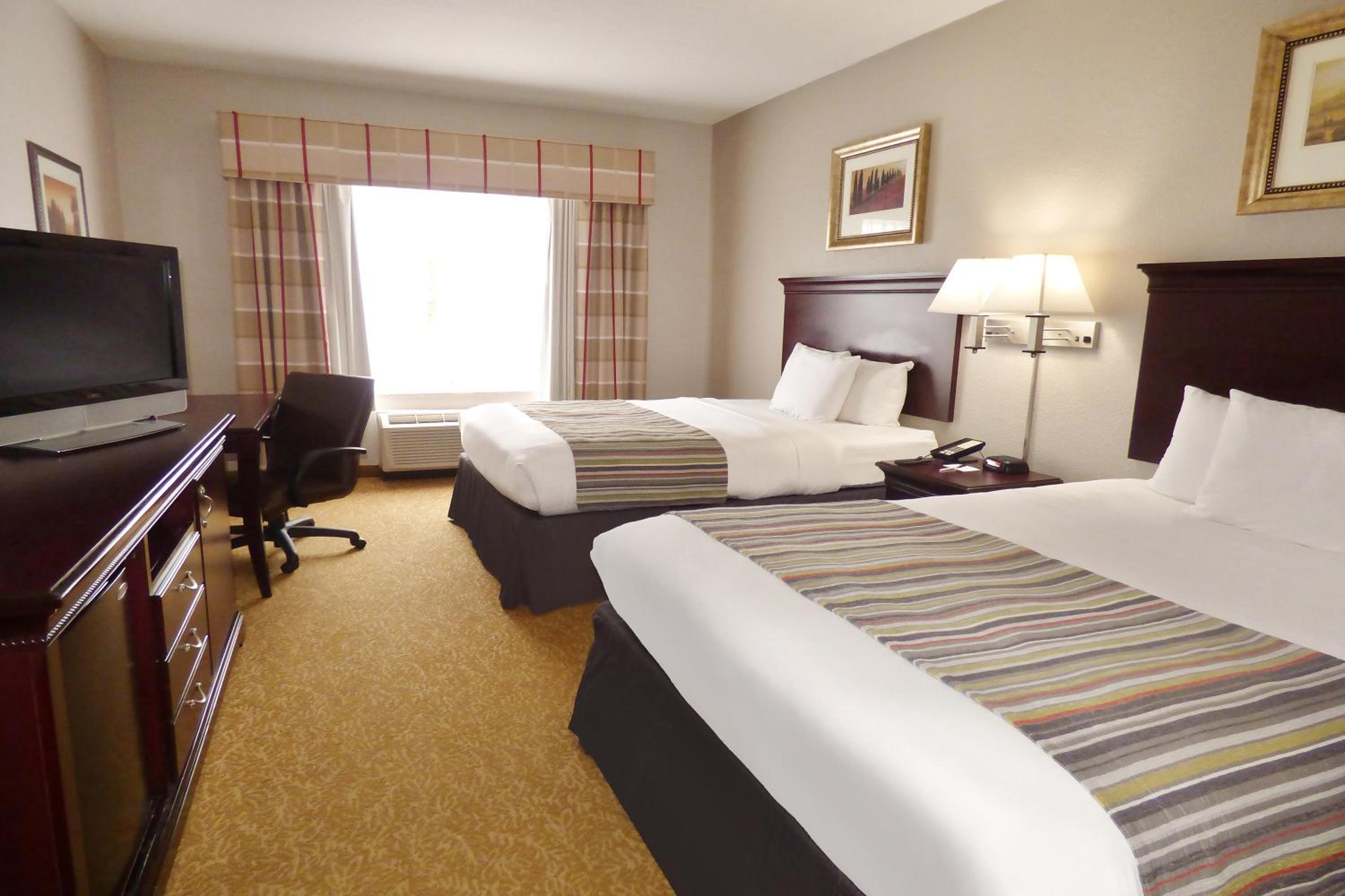 Queen Room with Two Queen Beds - Non-Smoking - Photo 1