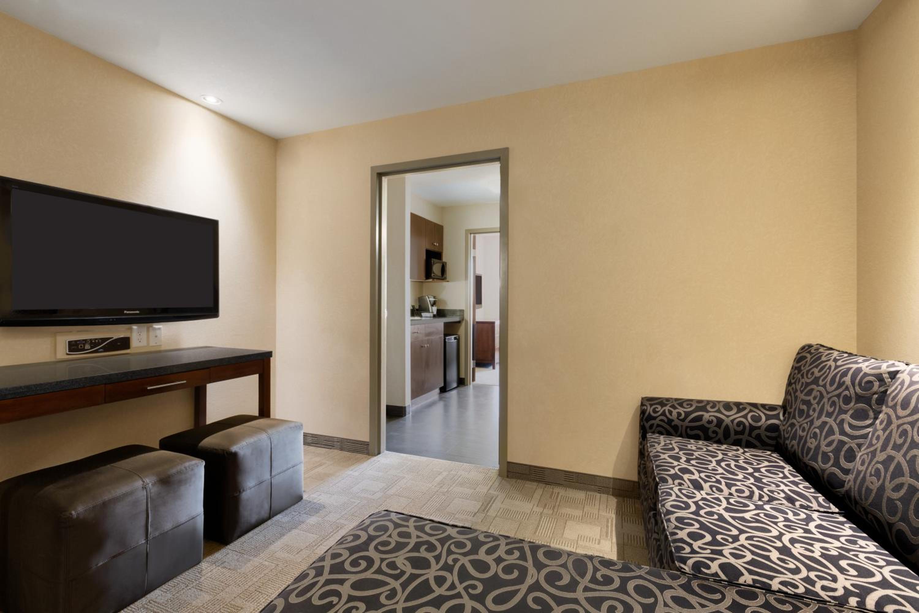 King Suite - Non-Smoking photo 1