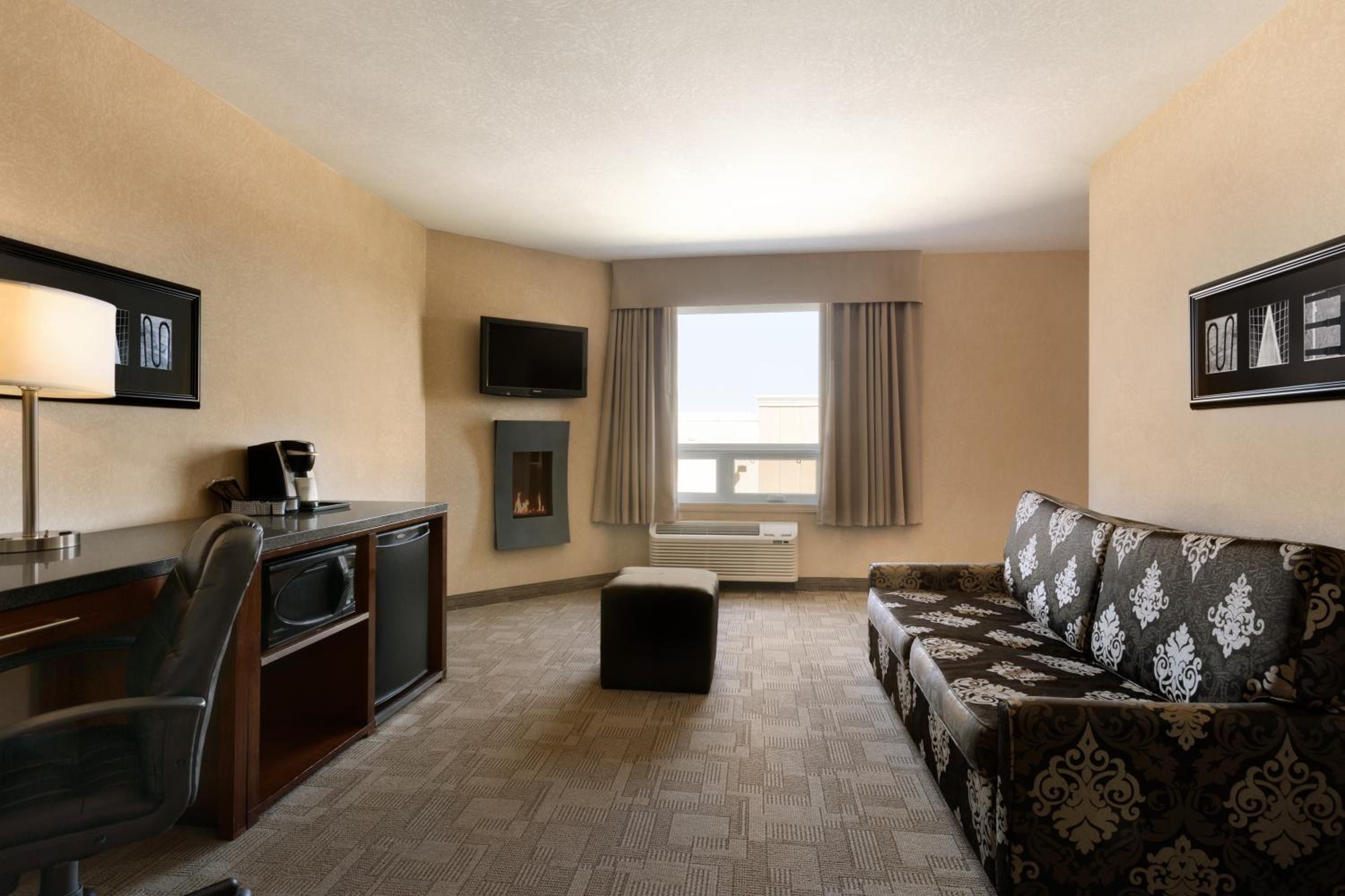 King Suite - Non-Smoking photo 2