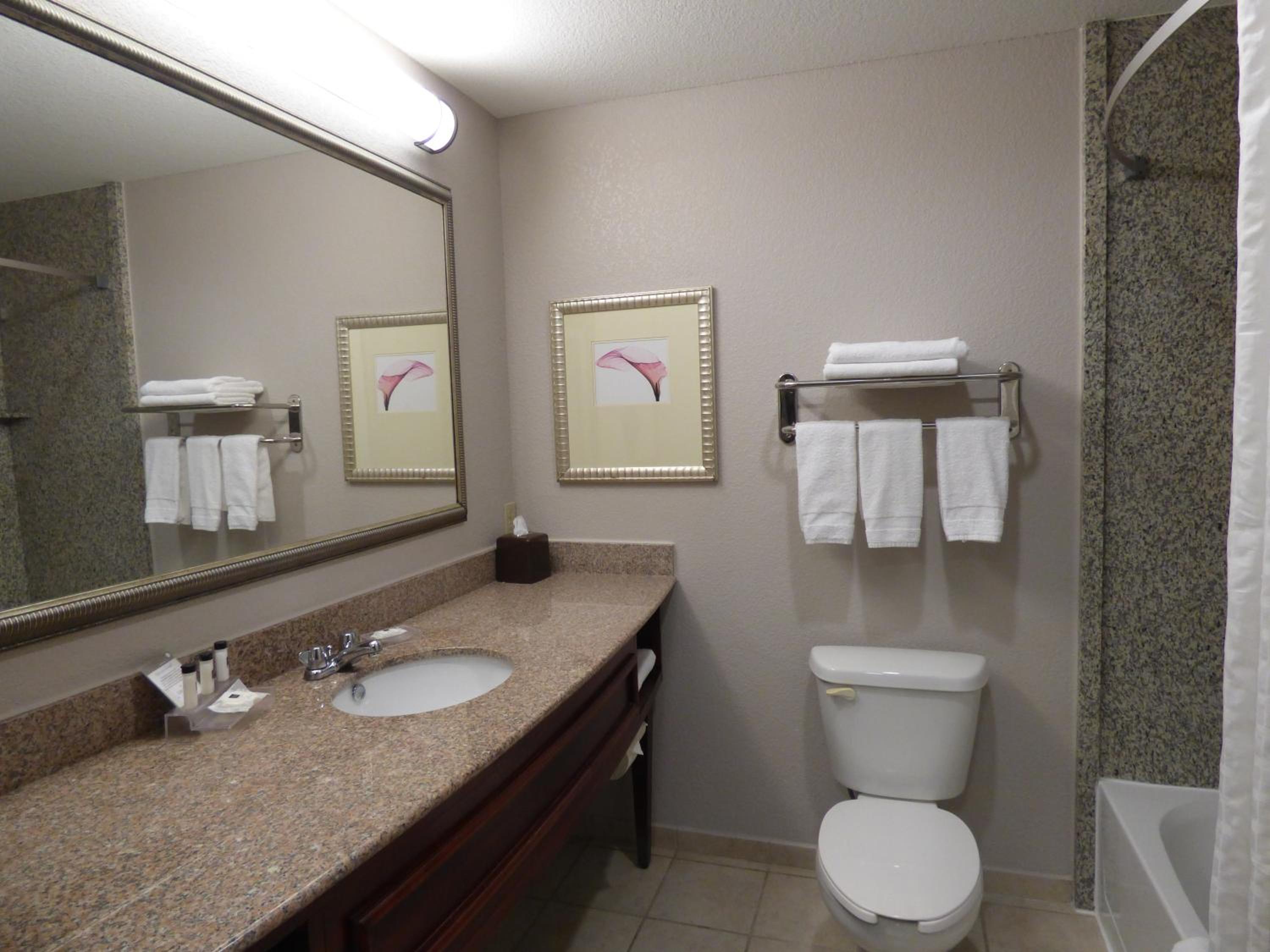 Queen Room with Two Queen Beds - Non-Smoking - Photo 2