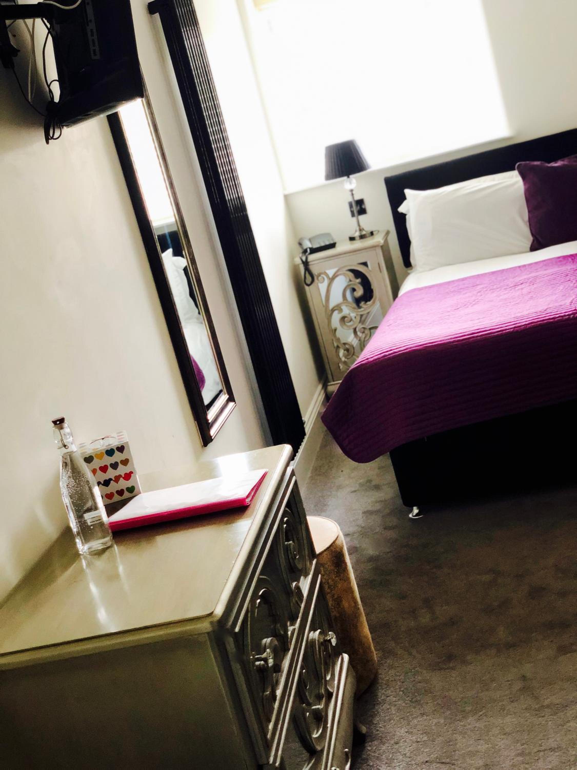 Compact King Room photo 2