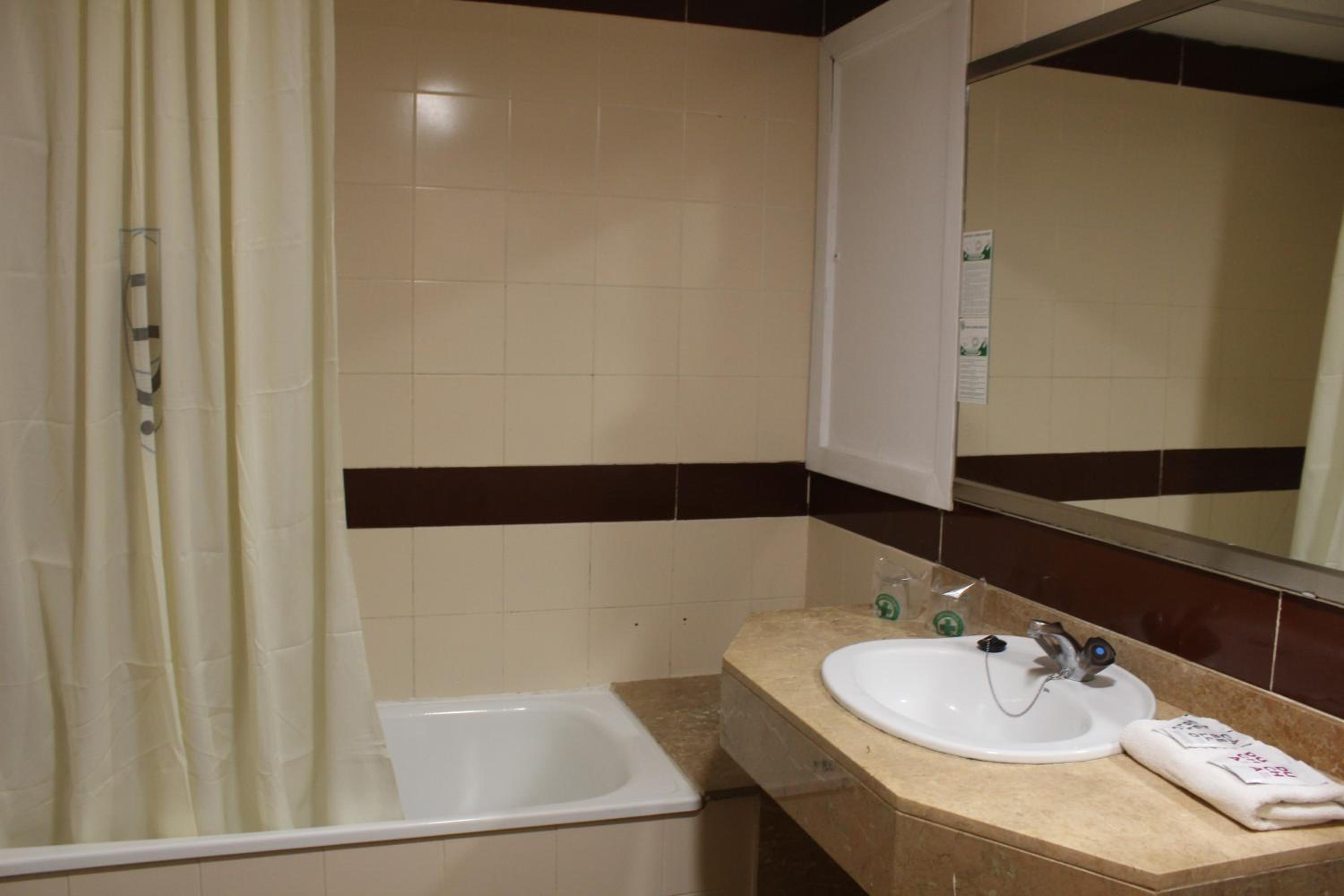 Triple Room (2 Adults + 1 Child) - 3 beds - Photo 4