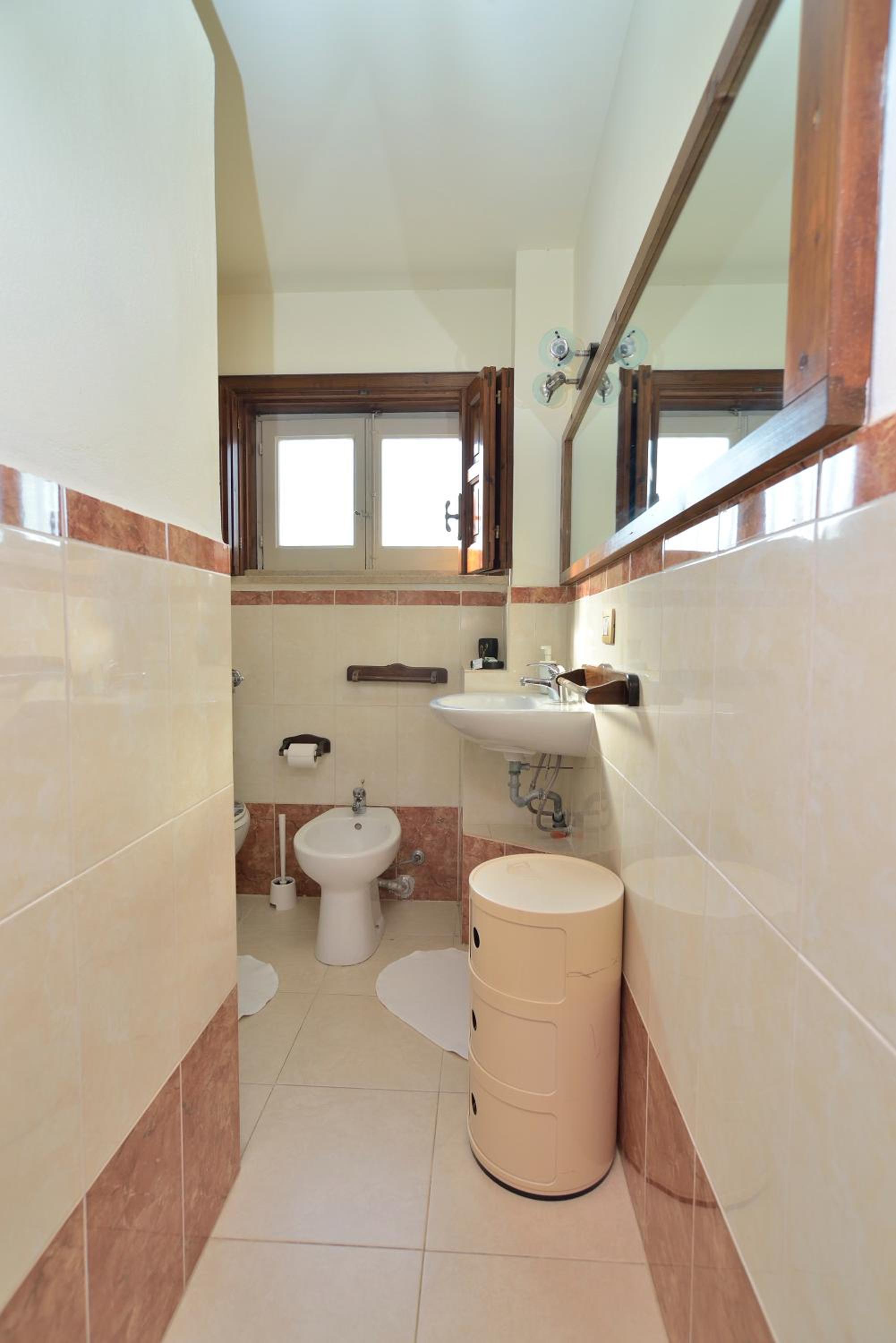 One-Bedroom House - Photo 18