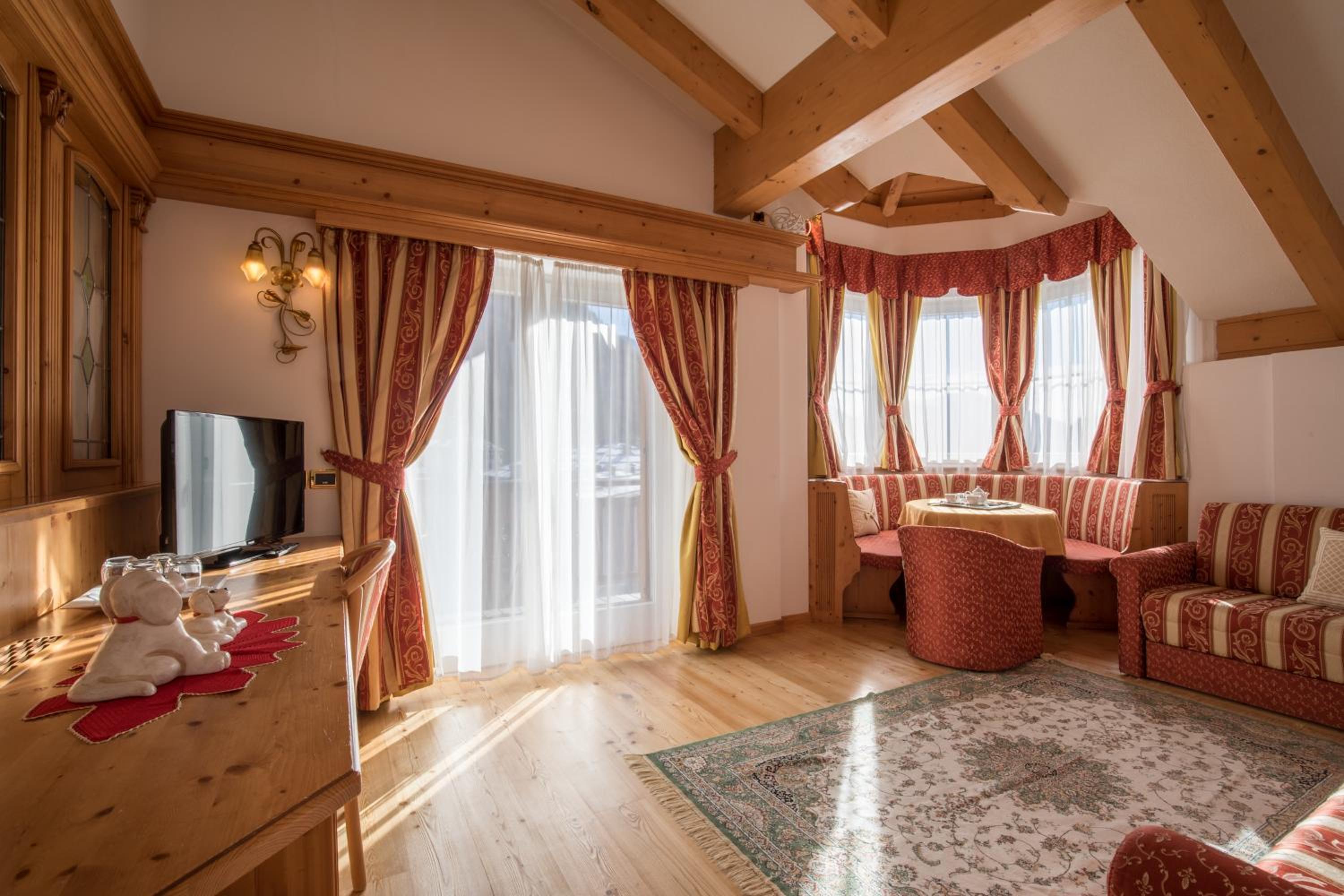 Suite - Photo 1