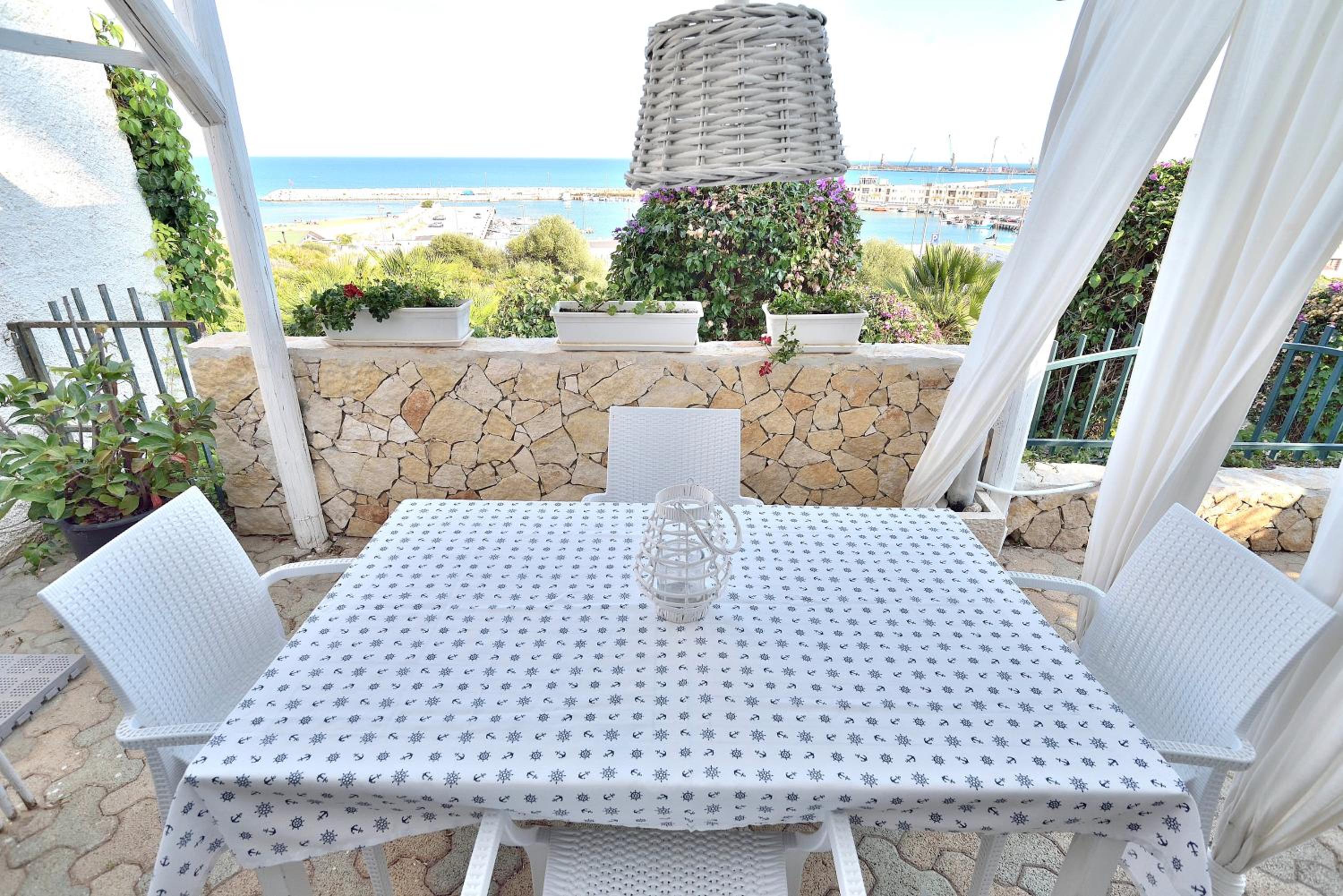 One-Bedroom House with Sea View - Photo 5