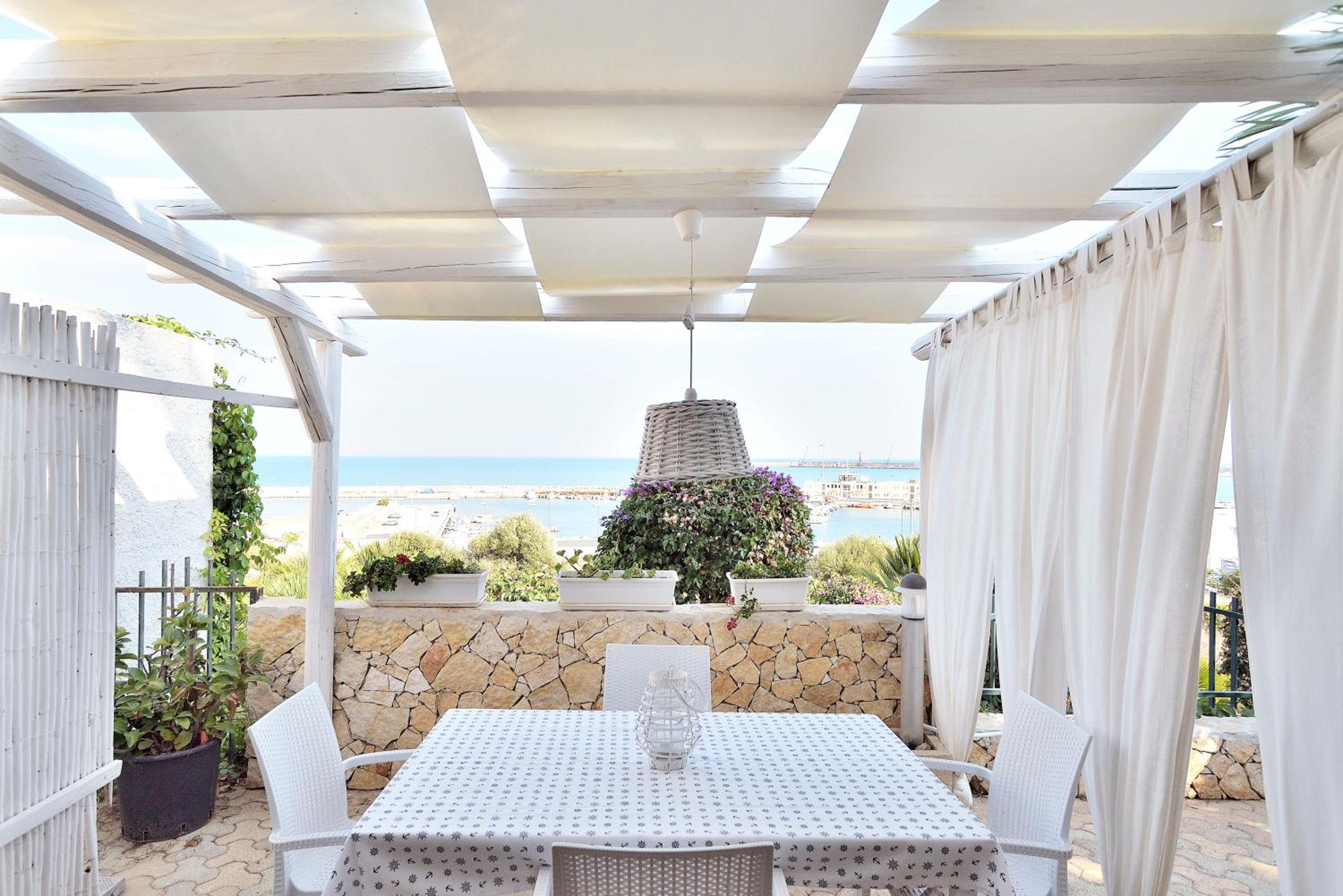 One-Bedroom House with Sea View - Photo 30