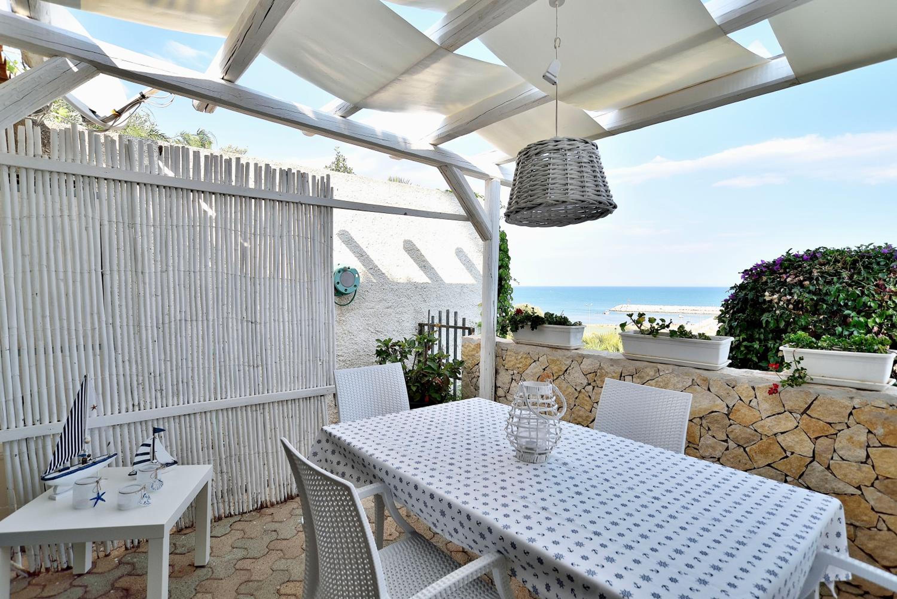One-Bedroom House with Sea View - Photo 3