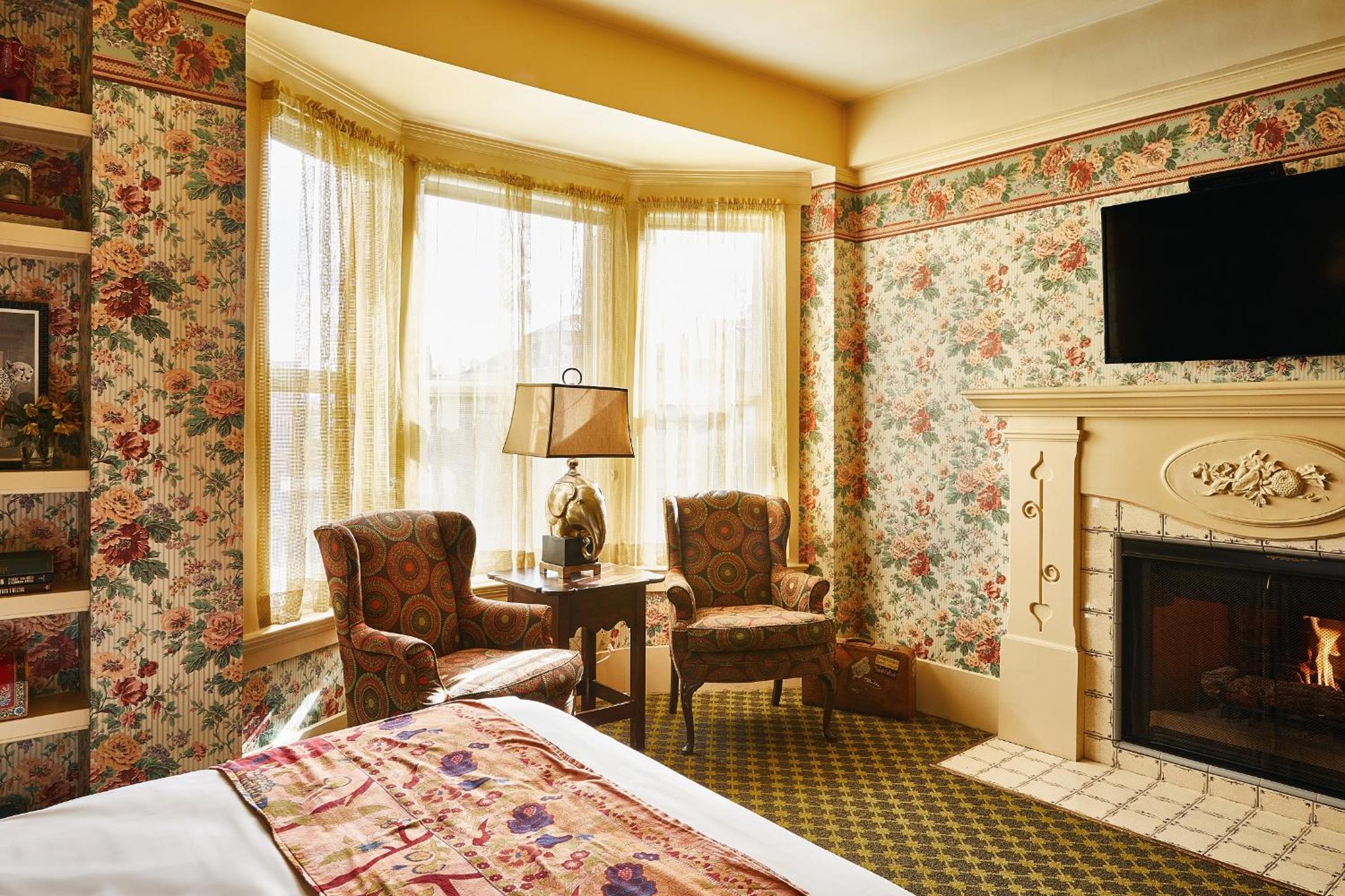 Queen Room with Fireplace - Photo 6