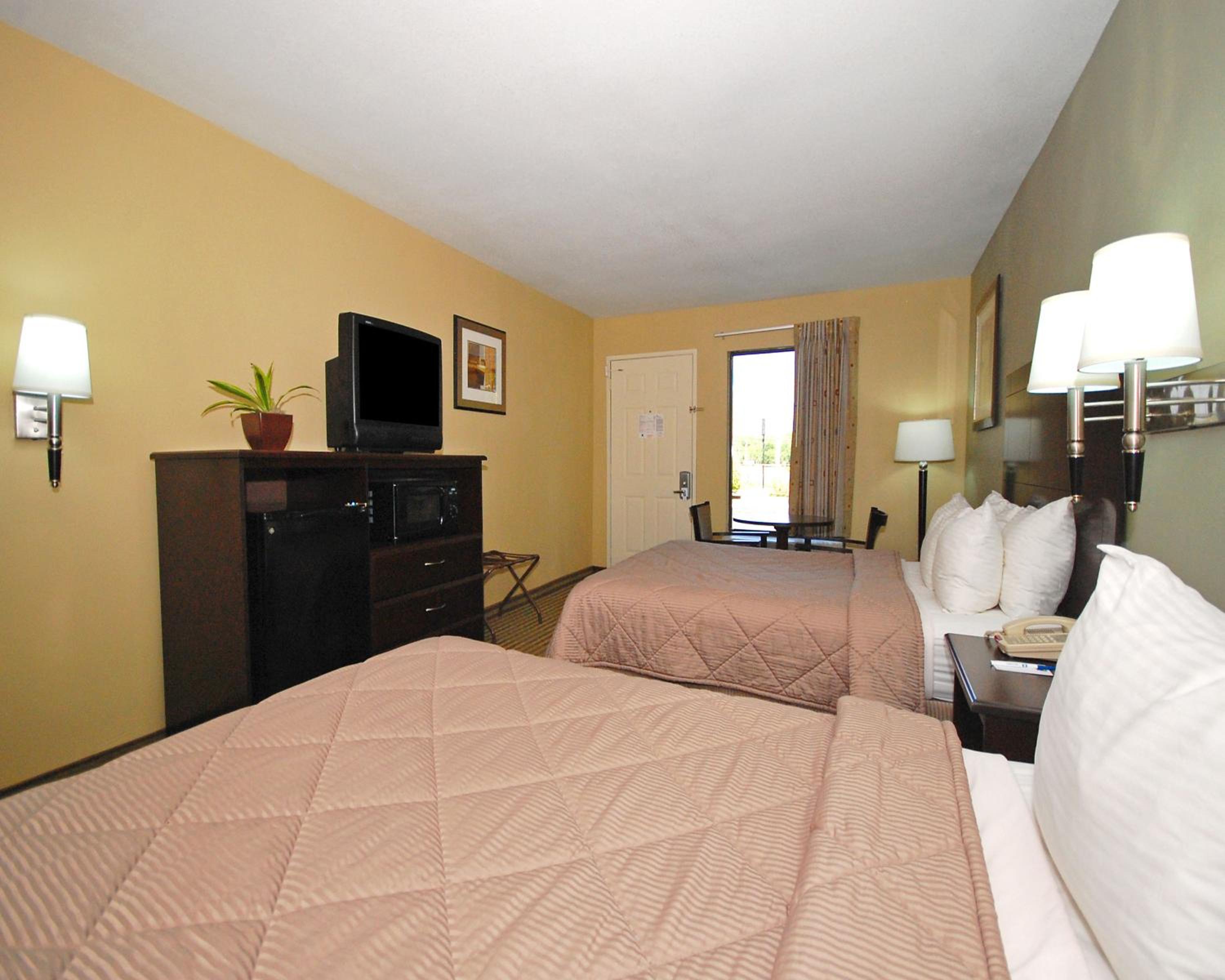 Queen Room - Non-Smoking - Photo 1