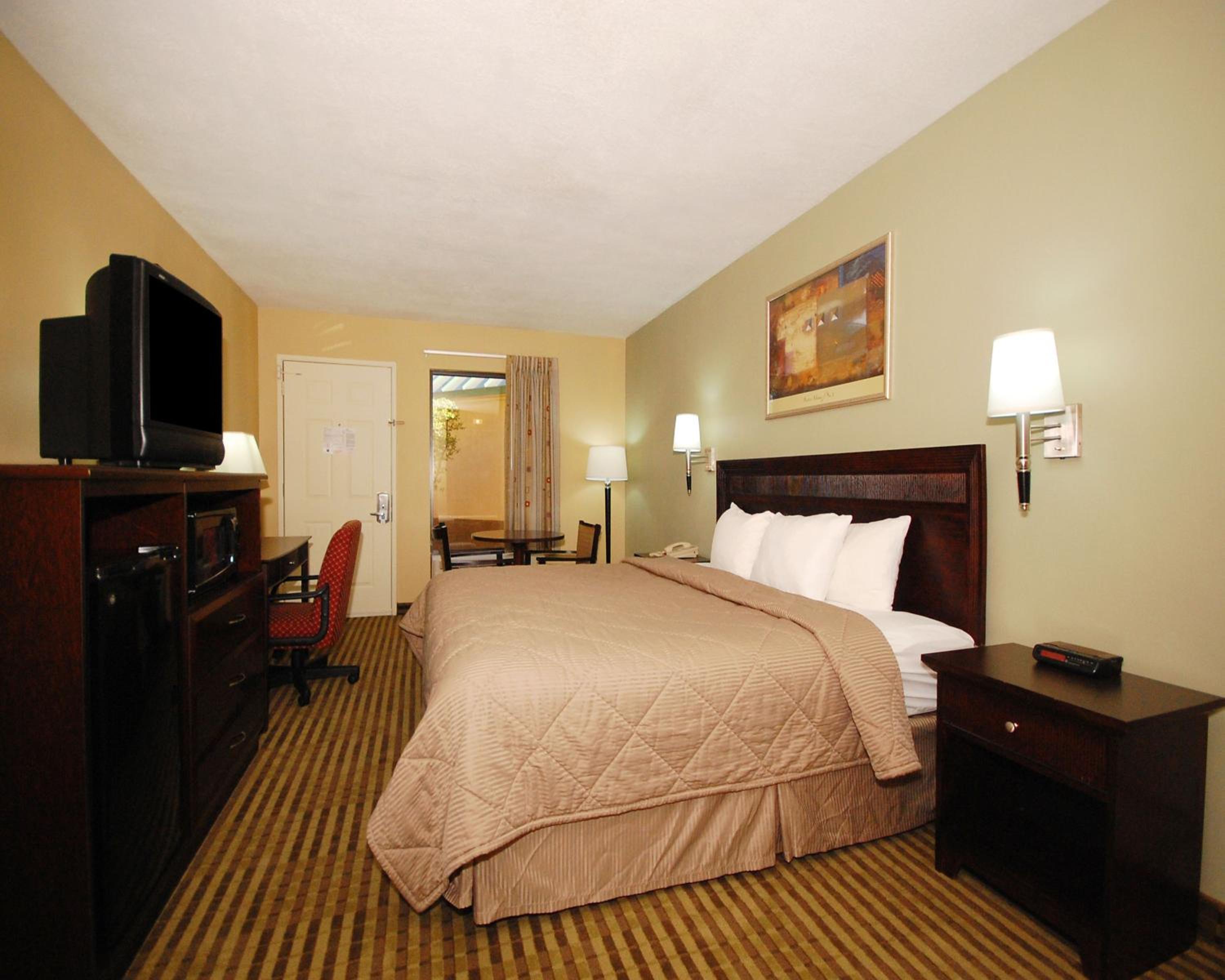 King Room - Non-Smoking - Photo 4