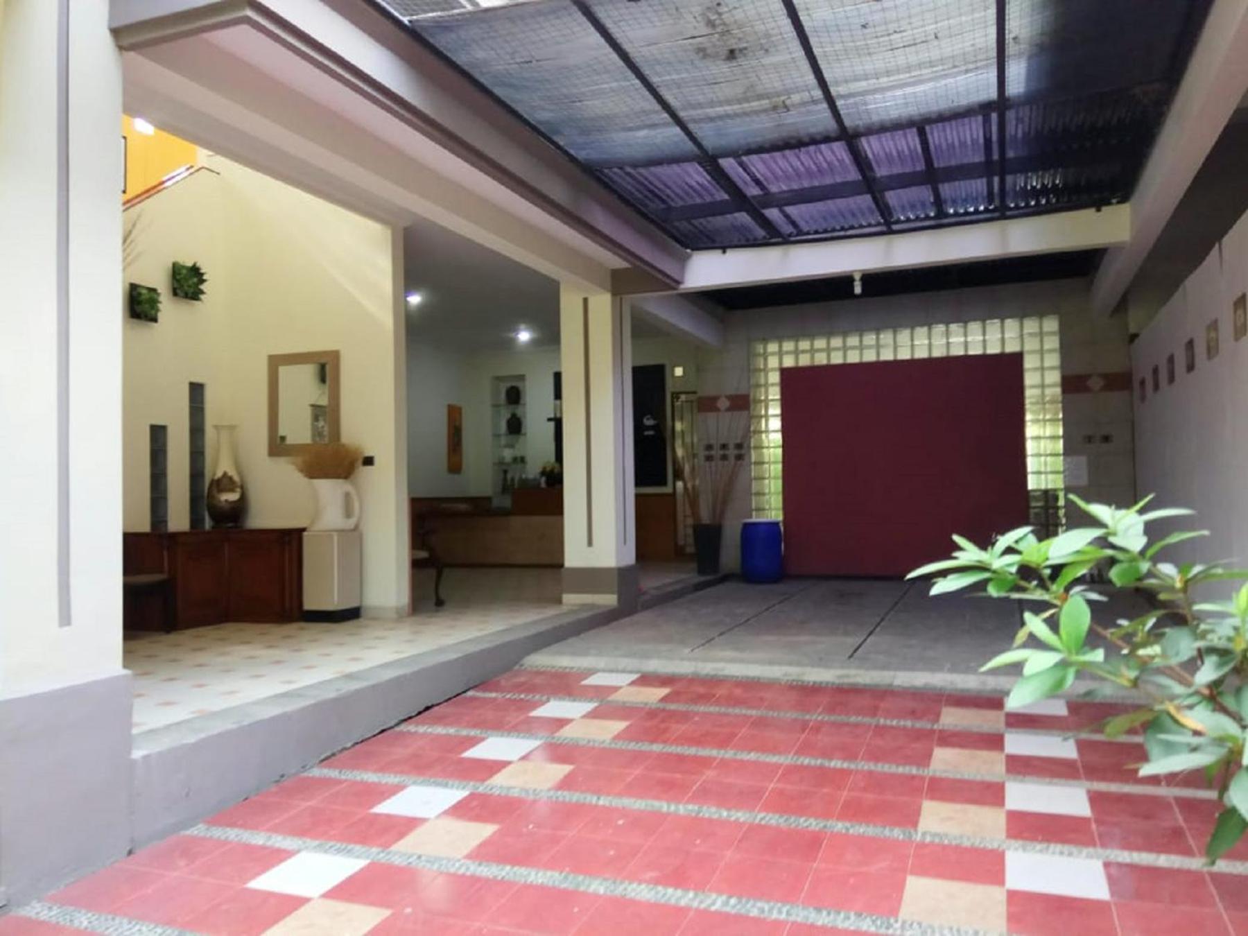 Villa - Photo 2