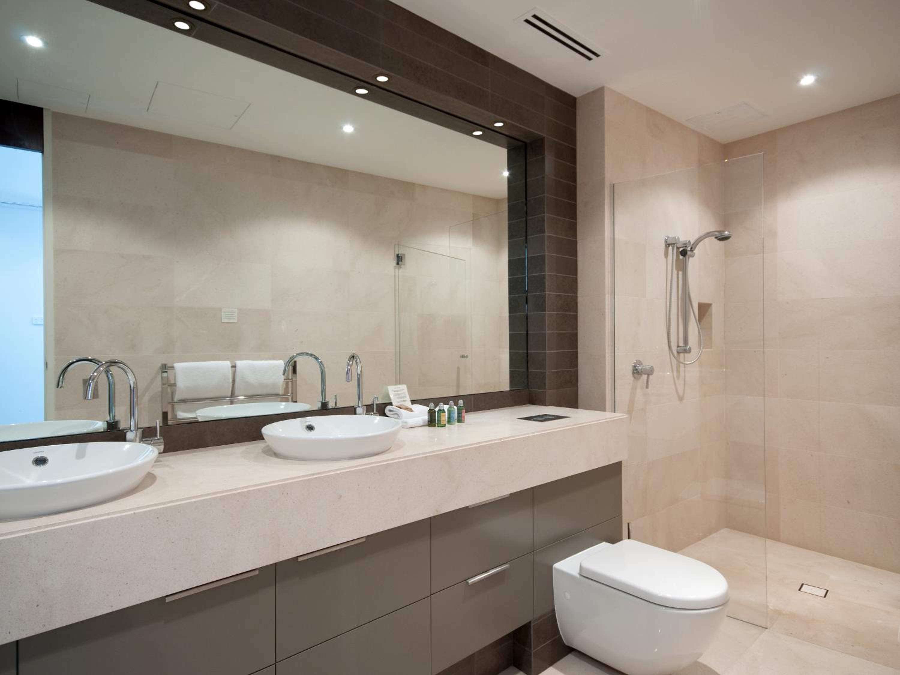 Luxury One-Bedroom Apartment - Pool Level 102 photo 3