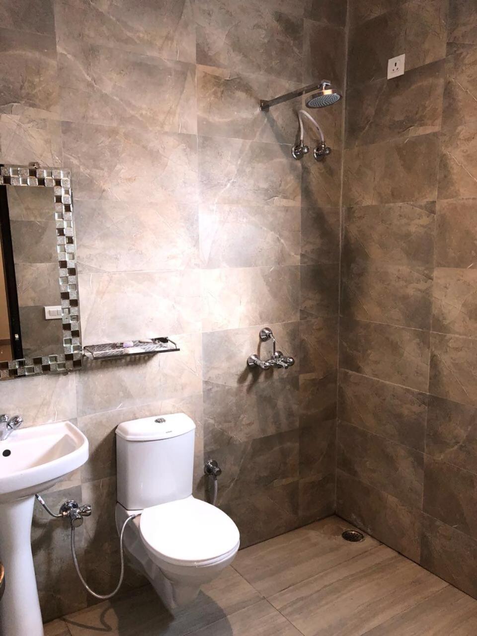 Deluxe Double Room (2 Adults + 1 Child) - Photo 13