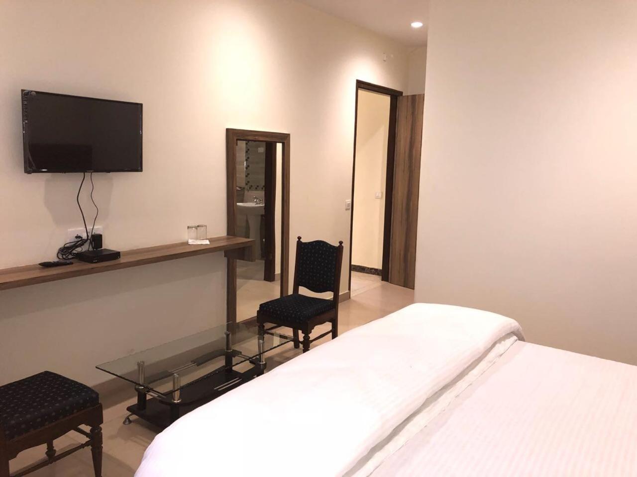 Deluxe Double Room (2 Adults + 1 Child) - Photo 1
