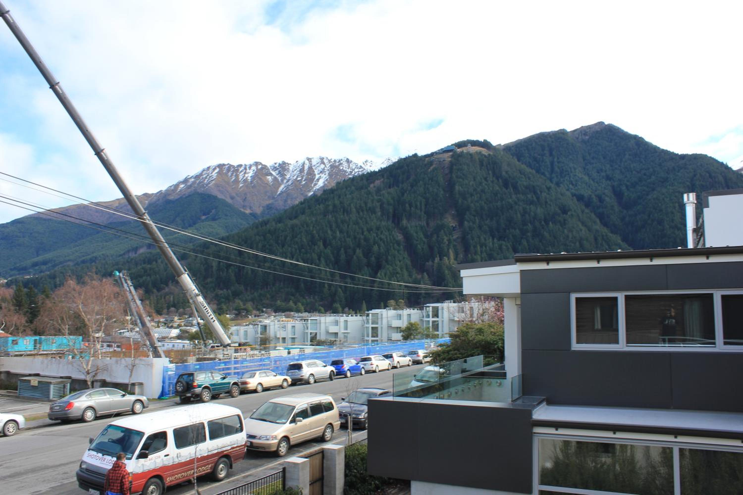 Apartment with Mountain View - Photo 3
