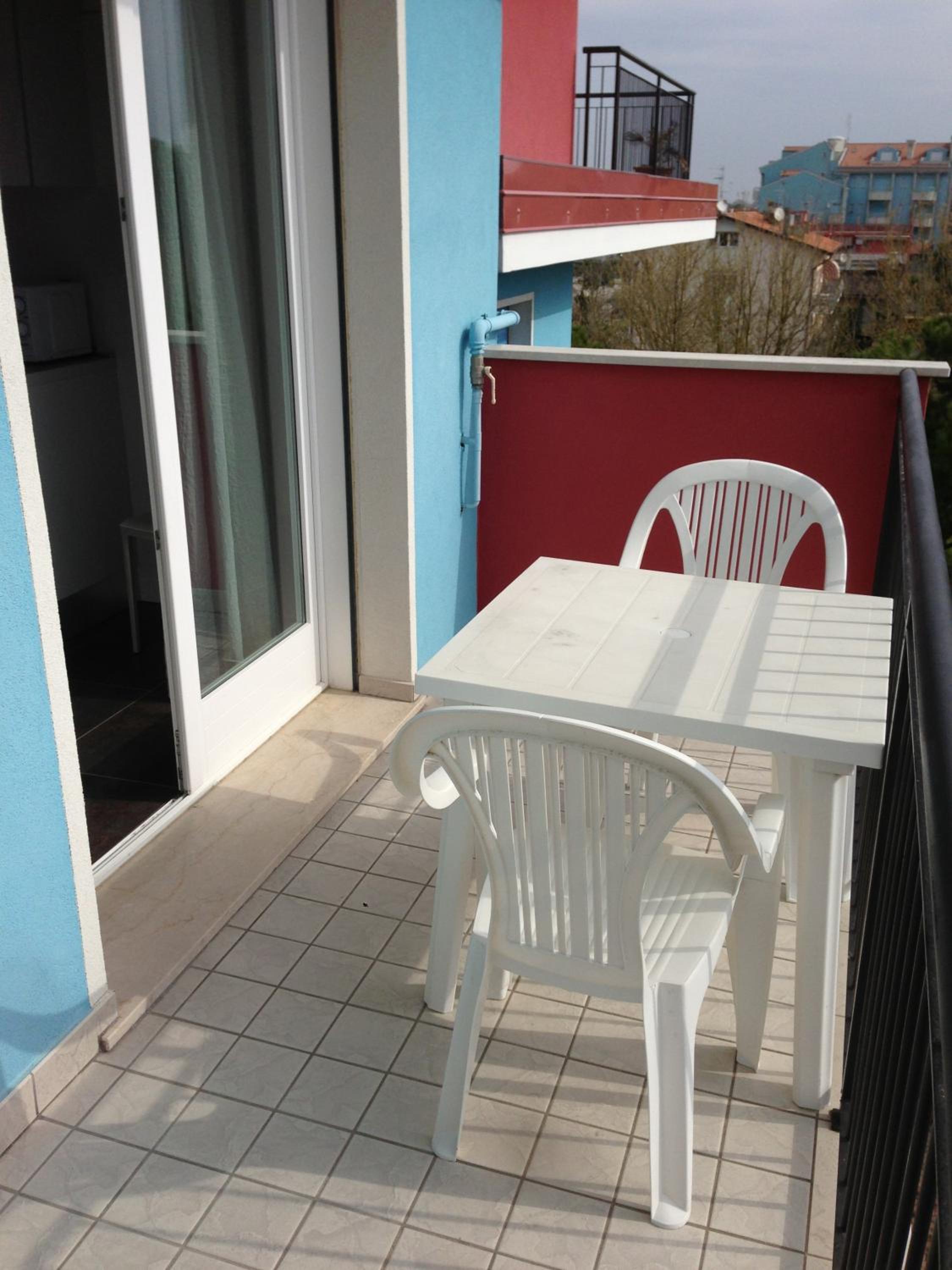 Superior One-Bedroom Apartment - Photo 2