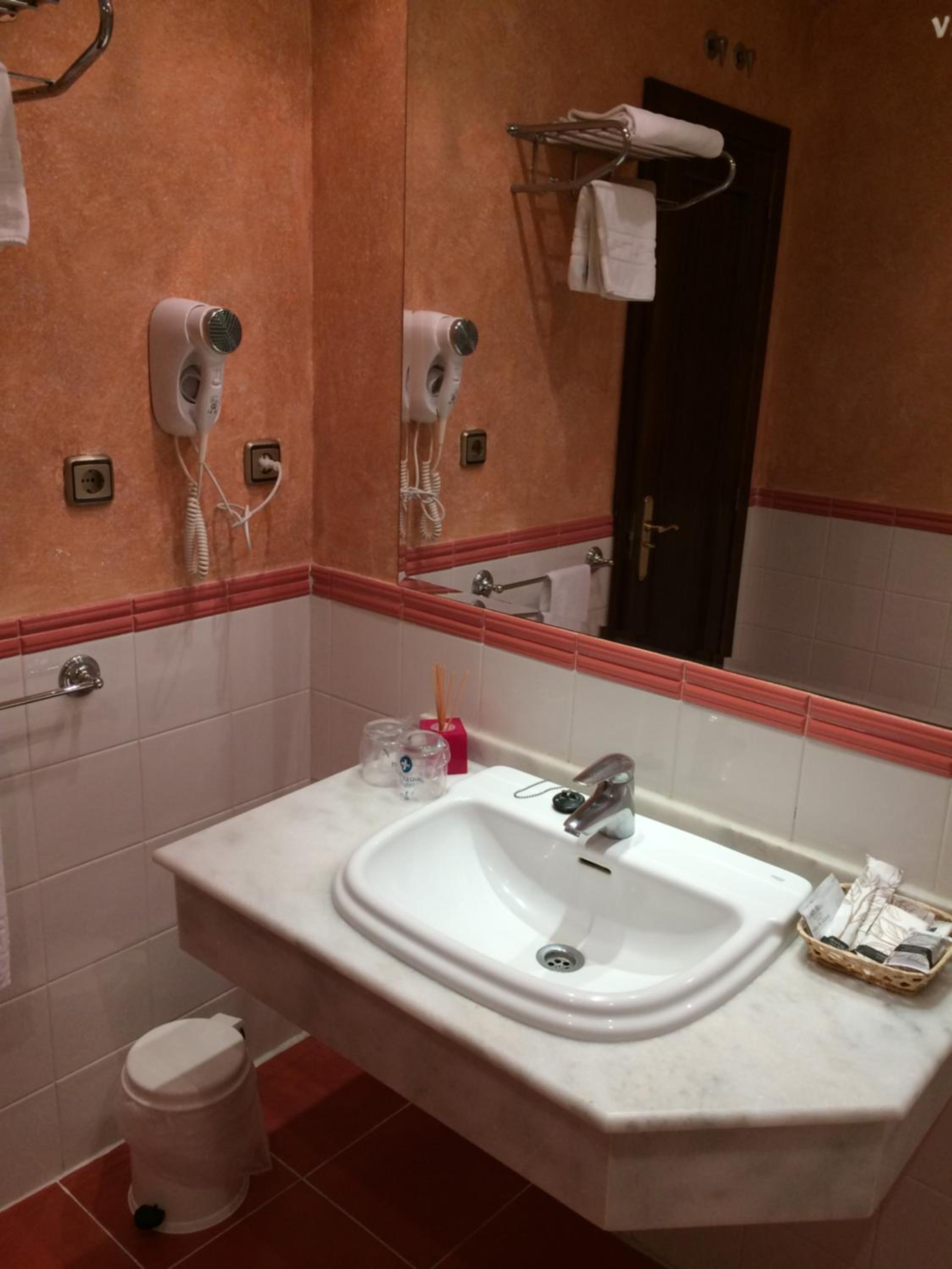 Double or Twin Room - Photo 3