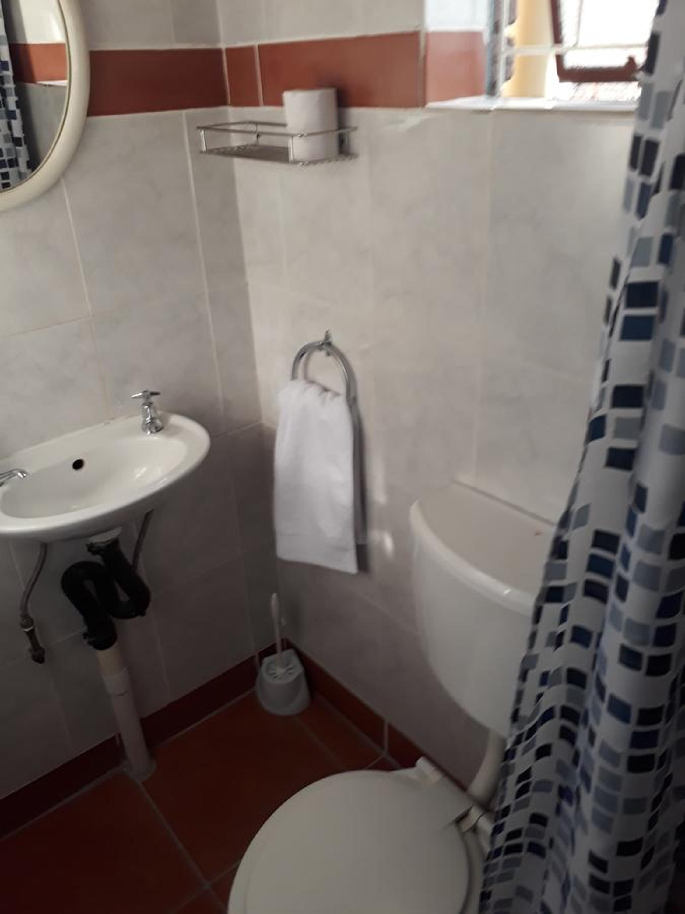 Budget Double Room - Photo 5