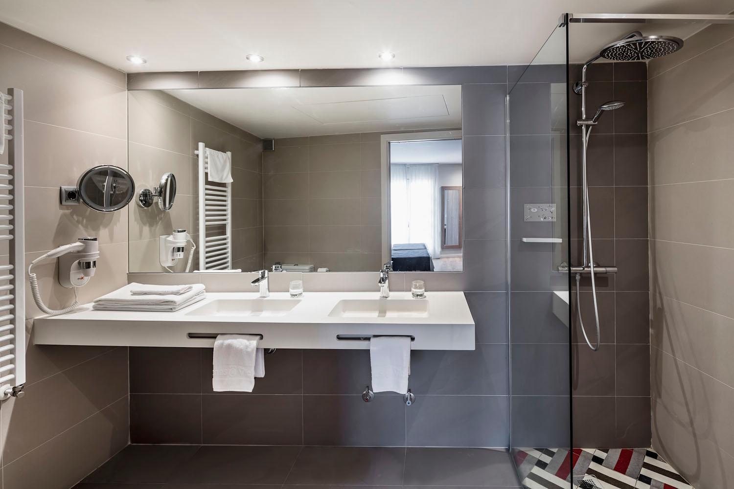 Renewed Double or Twin Room with Balcony - Spa Access photo 2
