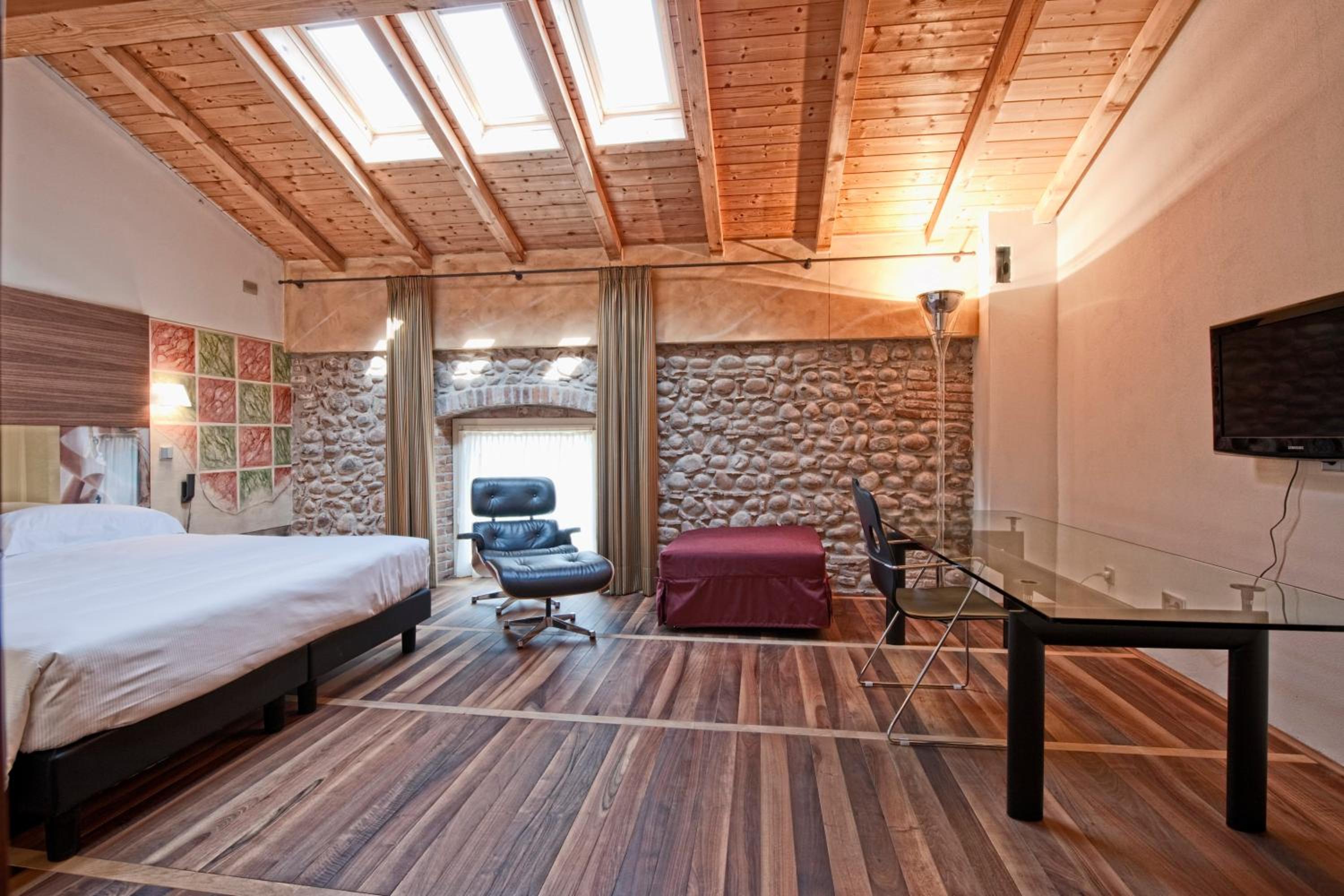 Junior Suite with Spa Access - Photo 5