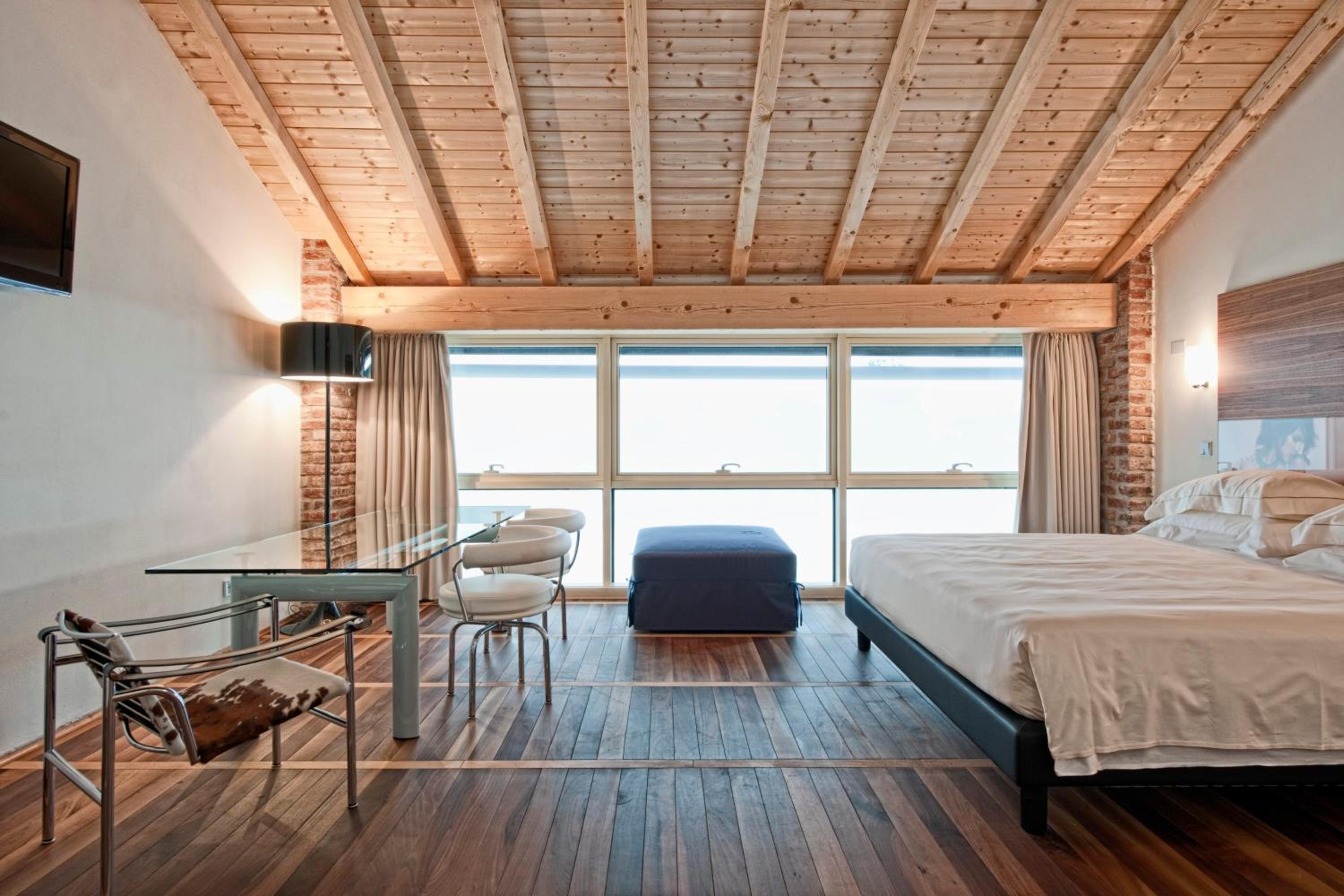 Junior Suite with Spa Access - Photo 2