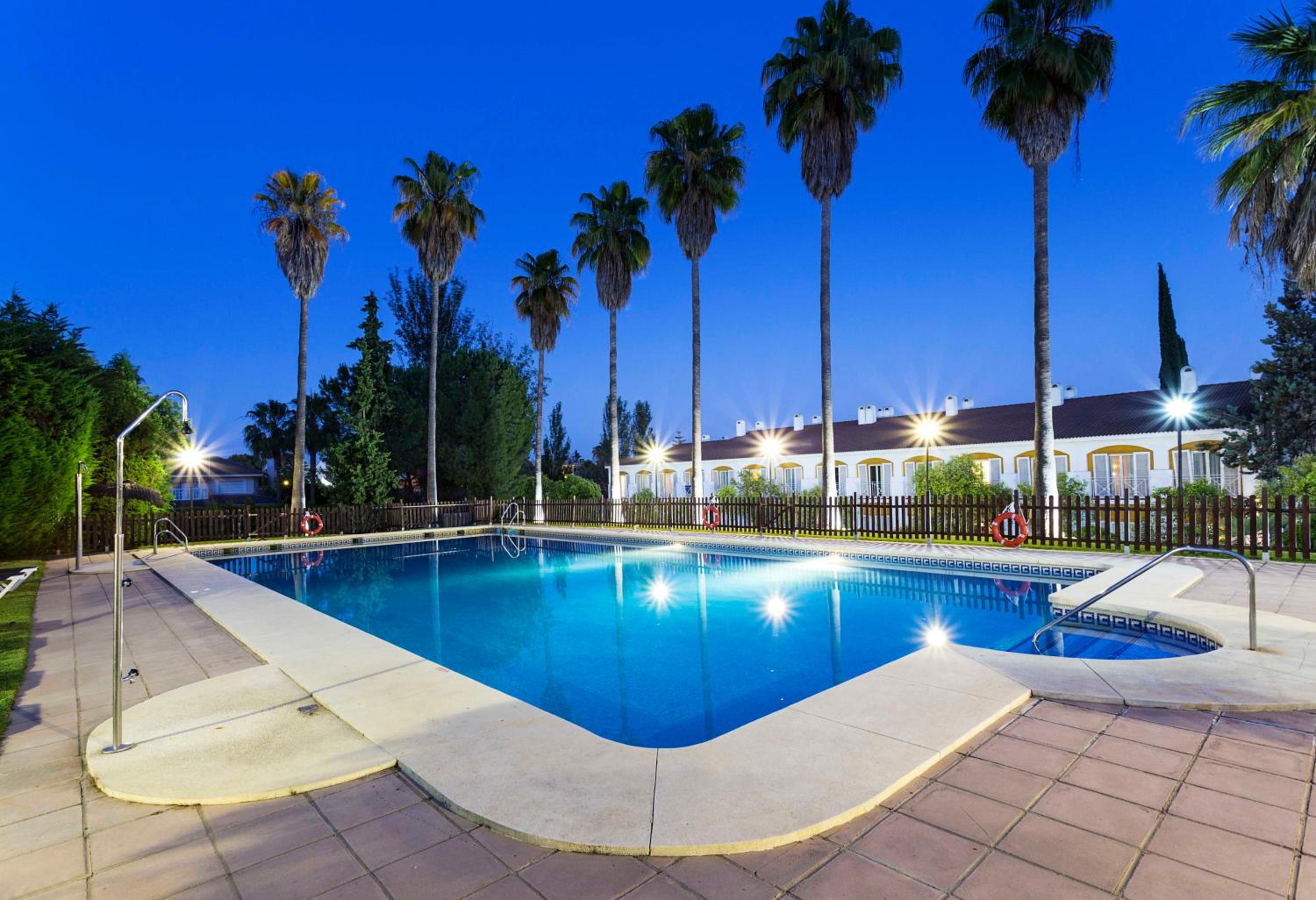 Double Room with Pool View - Photo 4