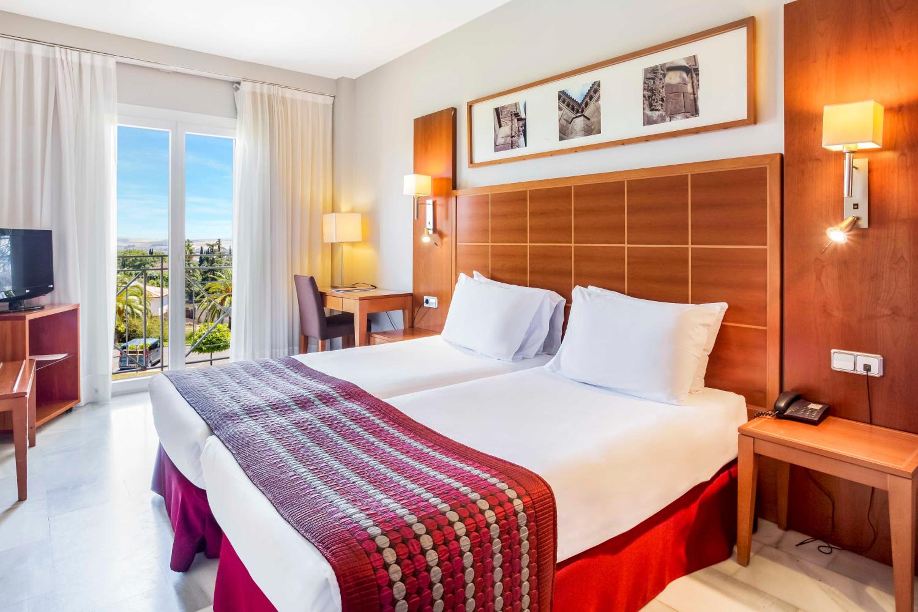 Twin Room with Extra Bed - Photo 1