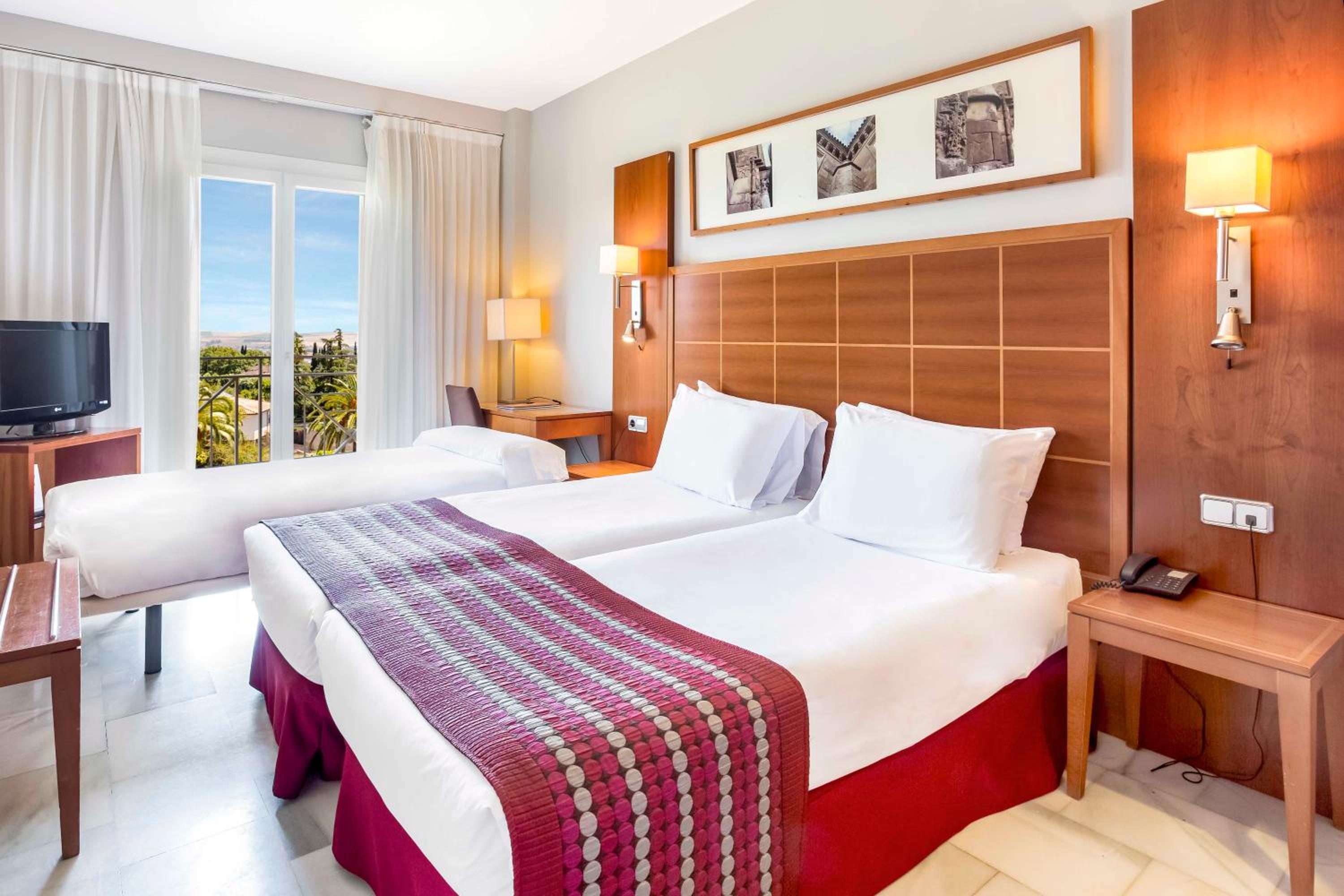 Twin Room with Extra Bed - Photo 2