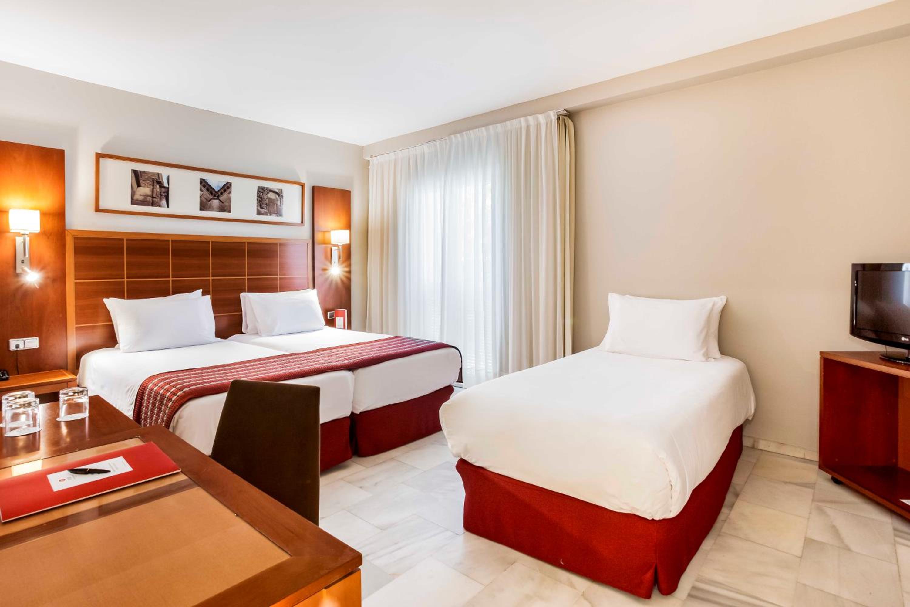 Twin Room with Extra Bed - Photo 5