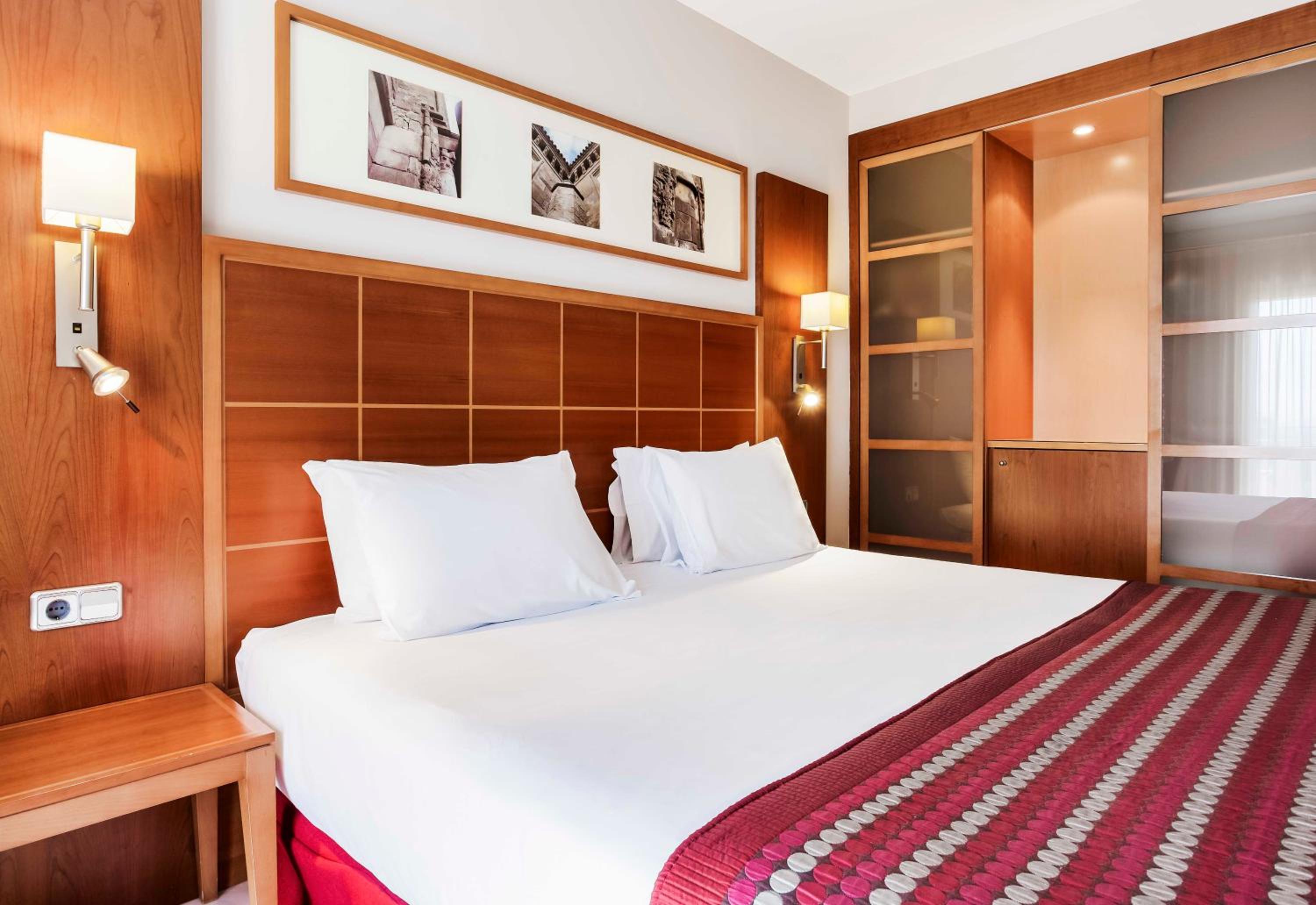Double Room with Pool View - Photo 1