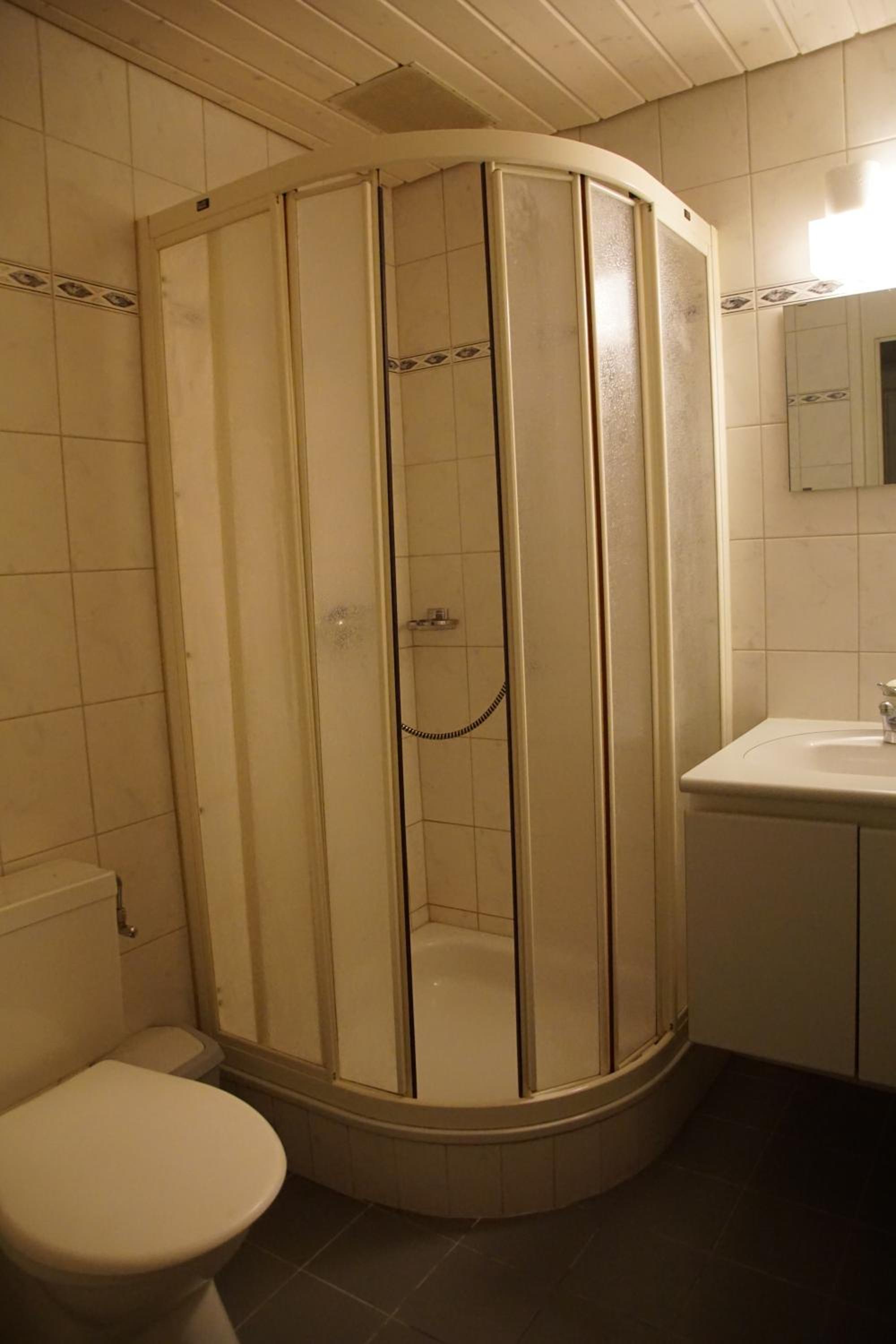 Single Room with Shared Shower and Toilet photo 3