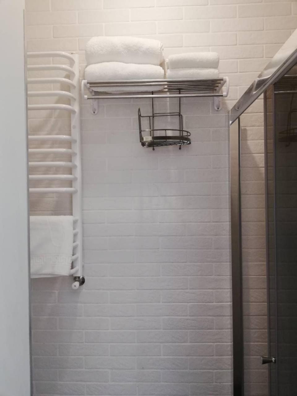 Apartment with Shower photo 2