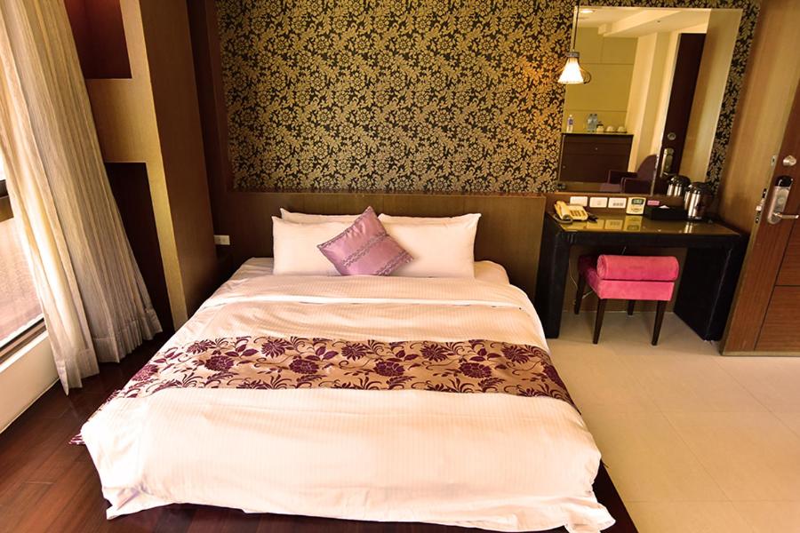 Side lake view double room