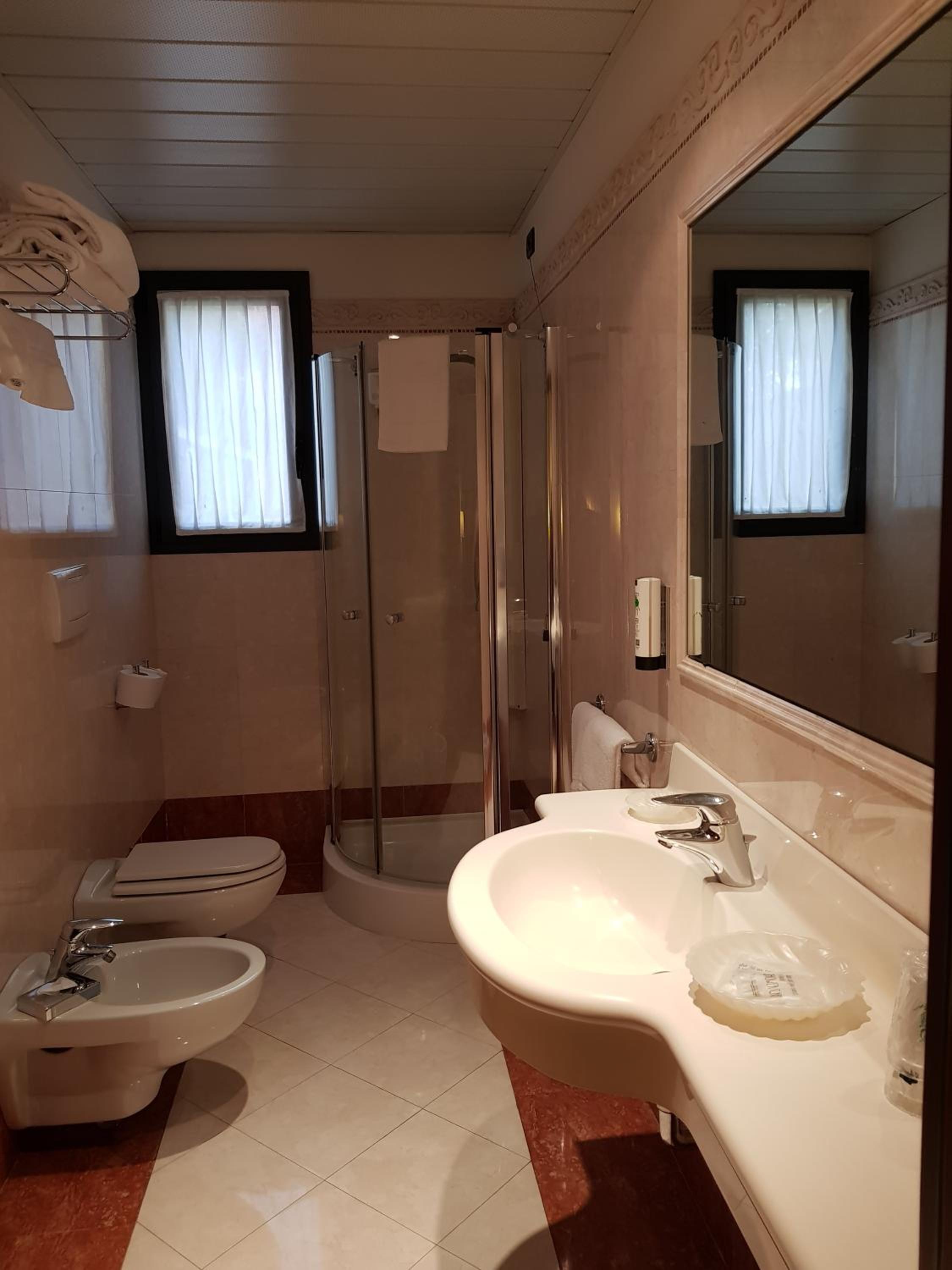 Double Room with Balcony - Photo 8