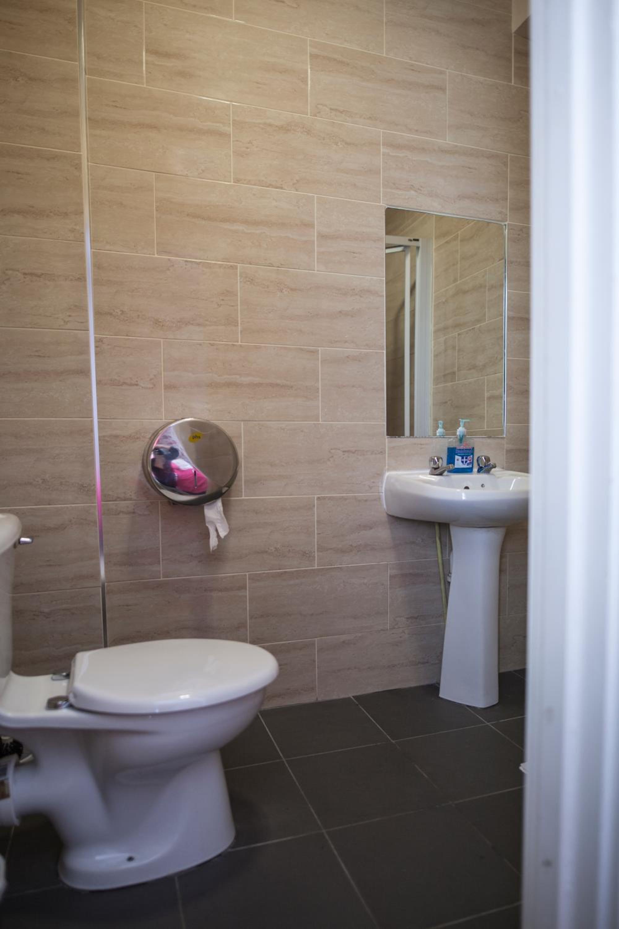 3 Bed Private Room Ensuite photo 2