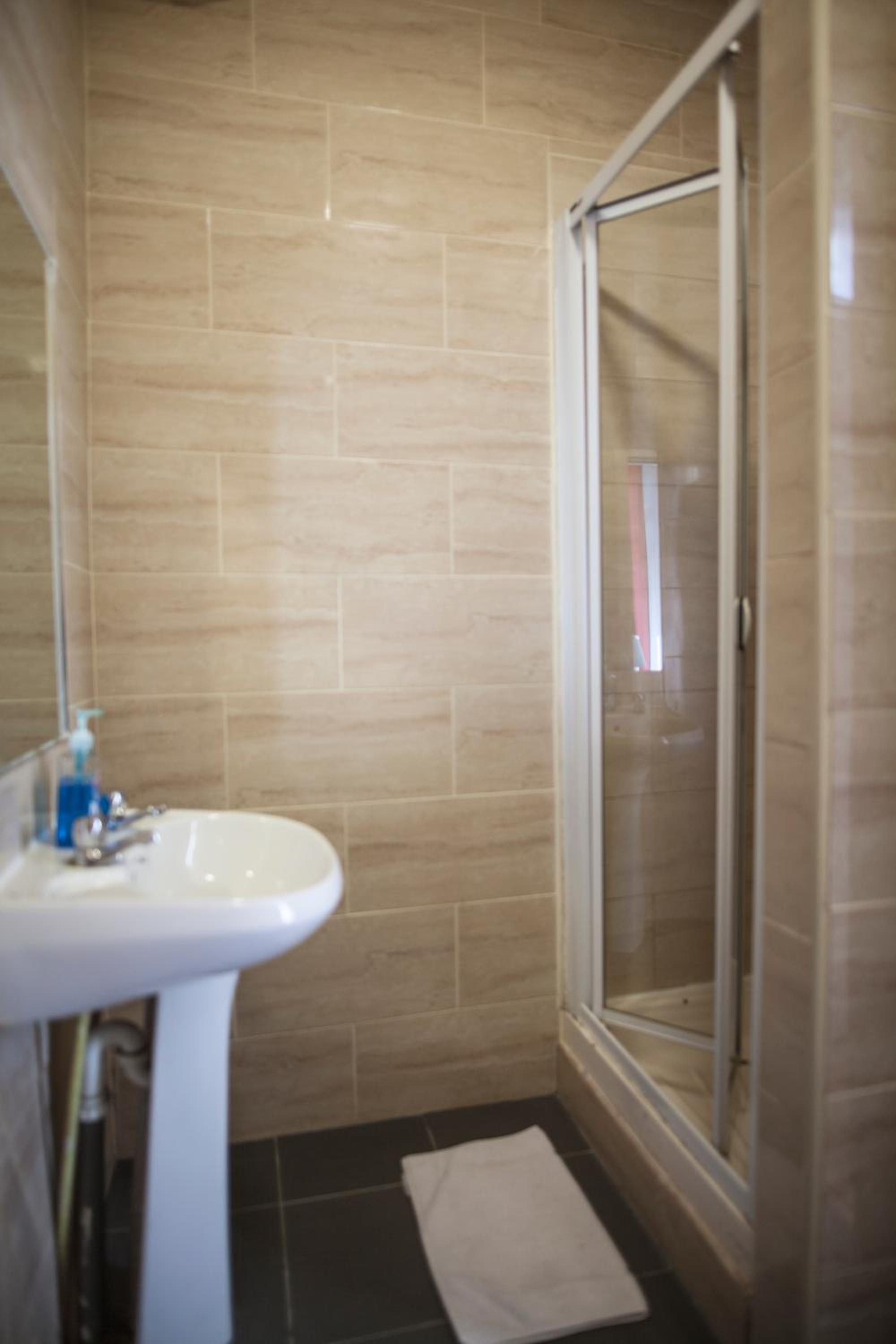 Twin room private Ensuite photo 3