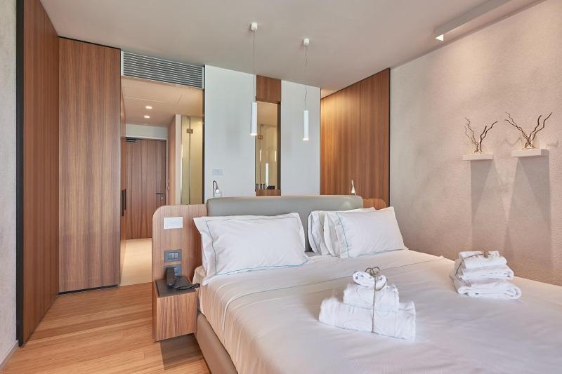 Junior Suite with Lake View and Spa Access