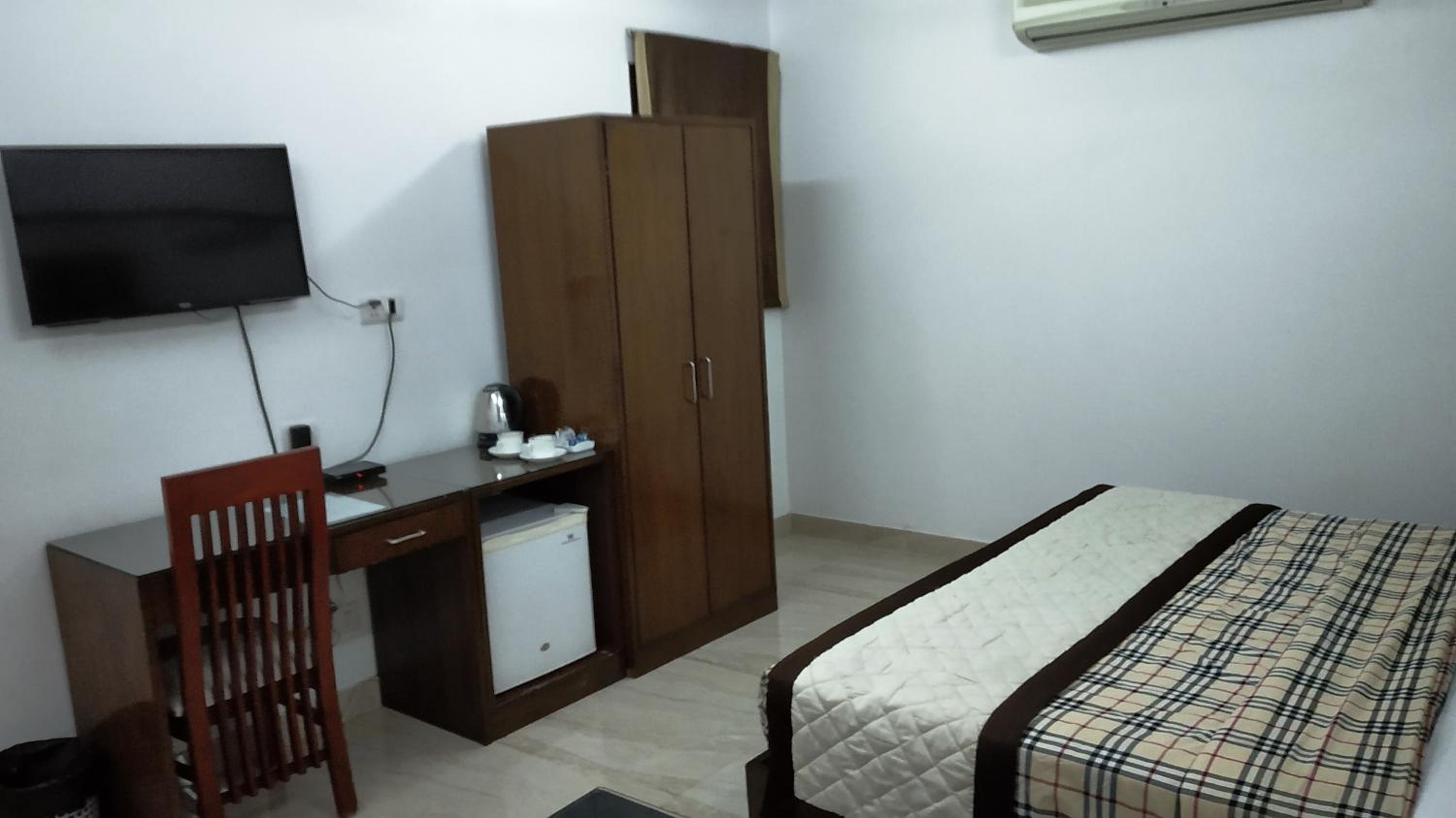 Standard Double or Twin Room - Photo 5