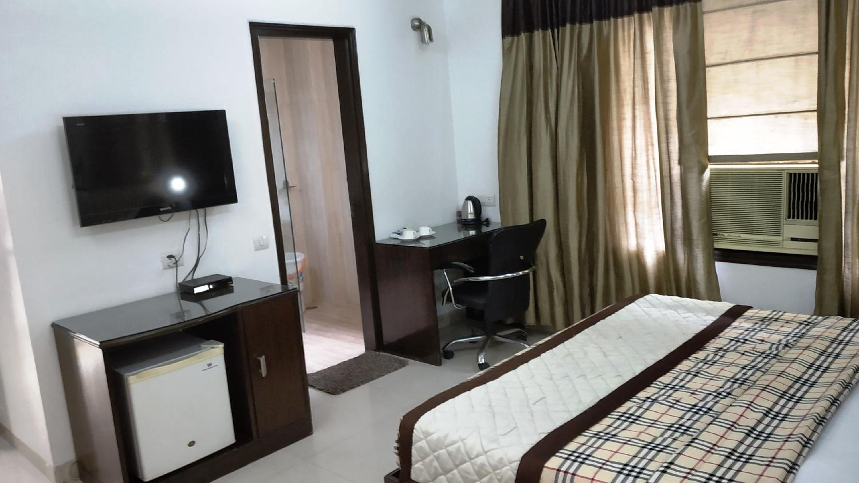 Standard Double or Twin Room - Photo 32