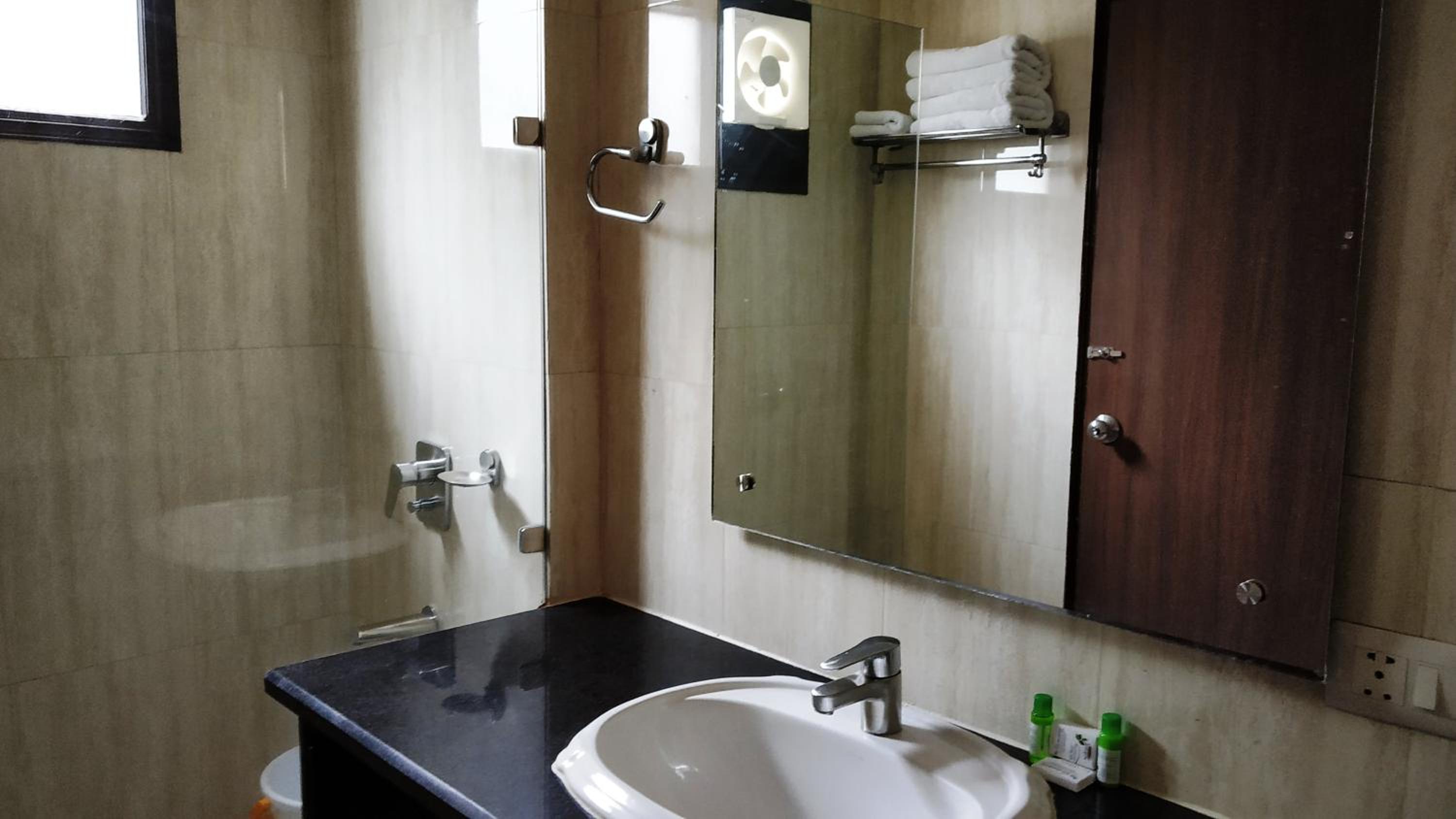 Standard Double or Twin Room - Photo 25