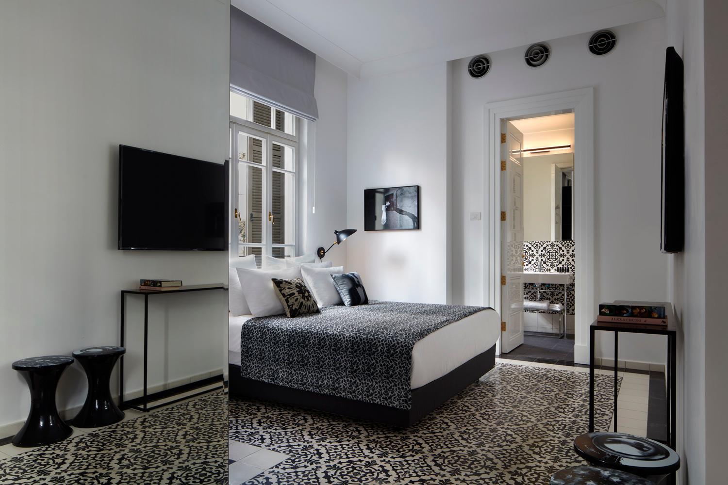 Junior Suite with Balcony - Photo 3
