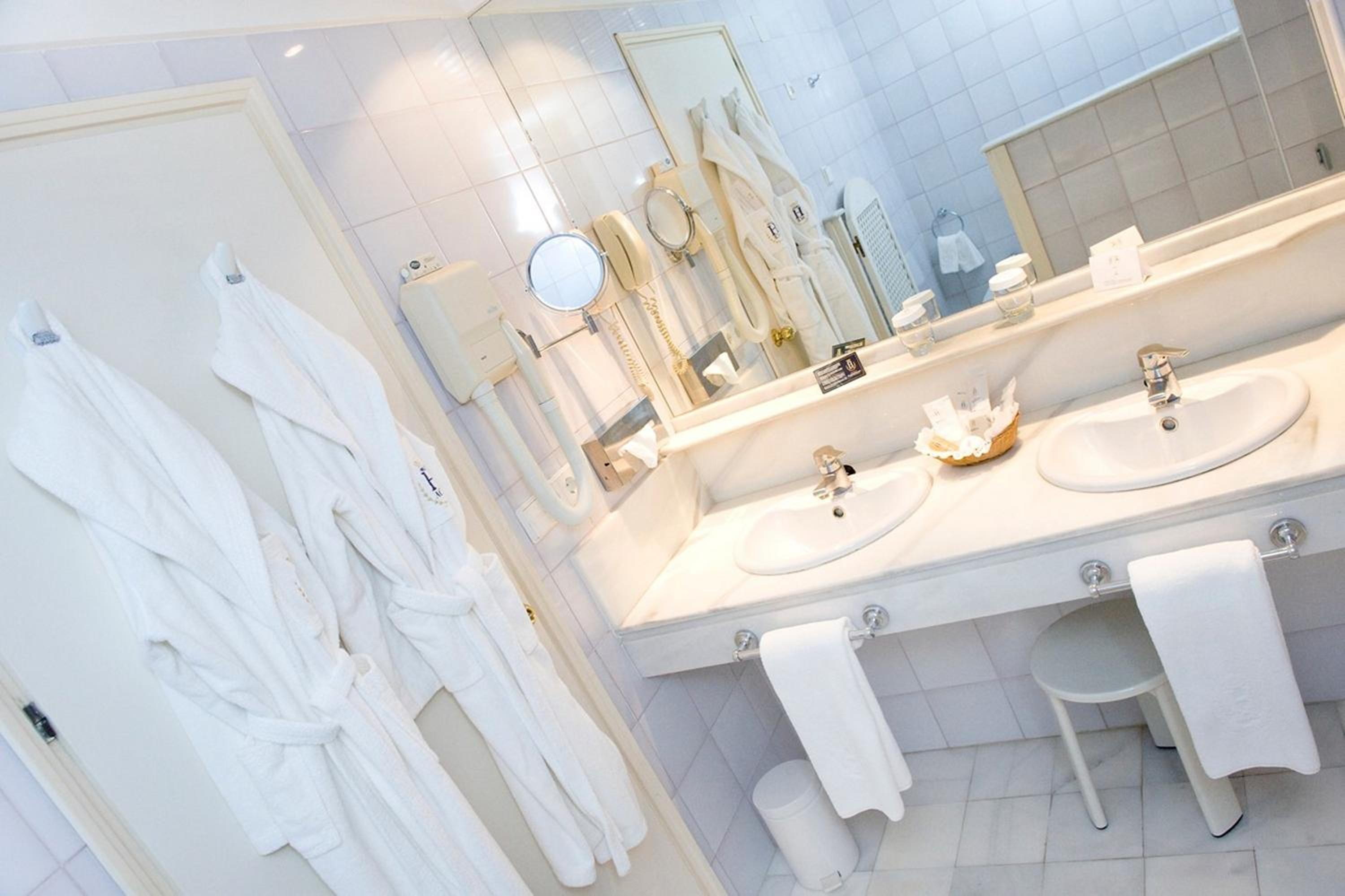 Standard Double or Twin Room - Photo 4
