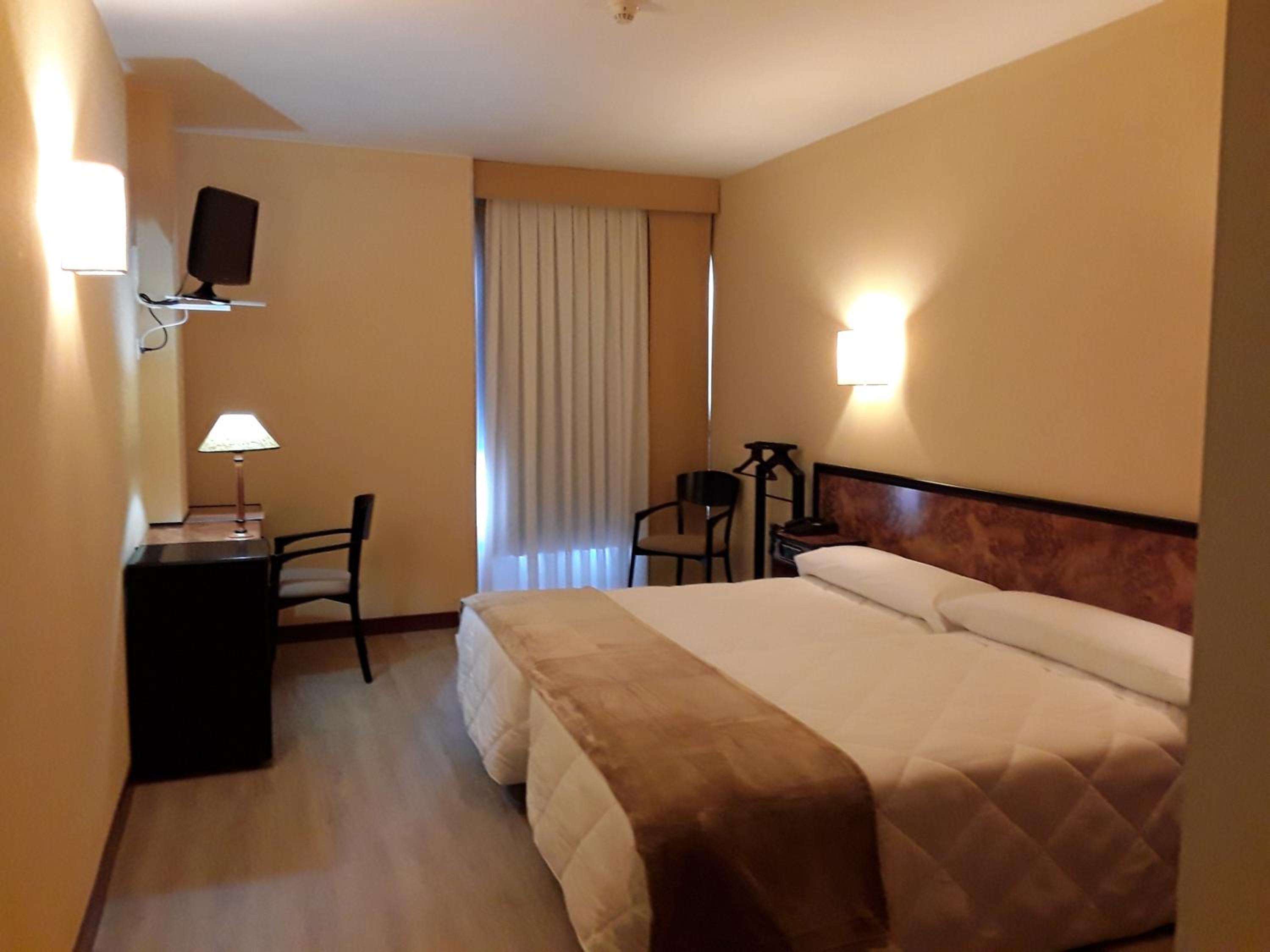 Double or Twin Room - Single Use photo 2