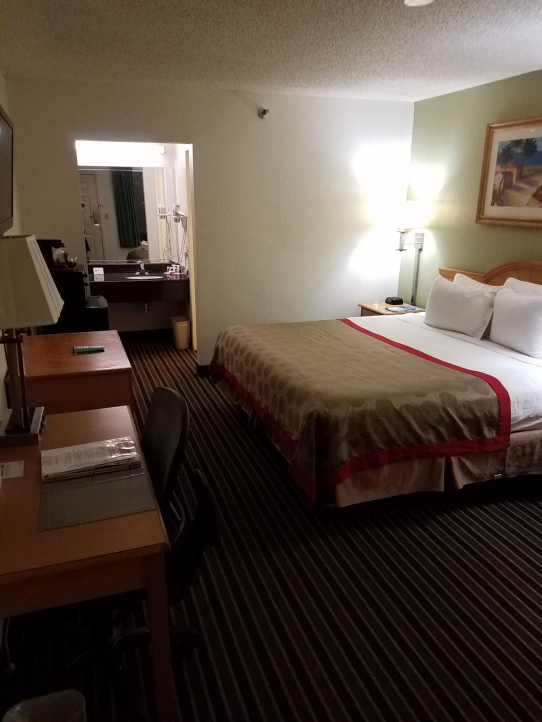 King Room- Non-Smoking - Photo 8