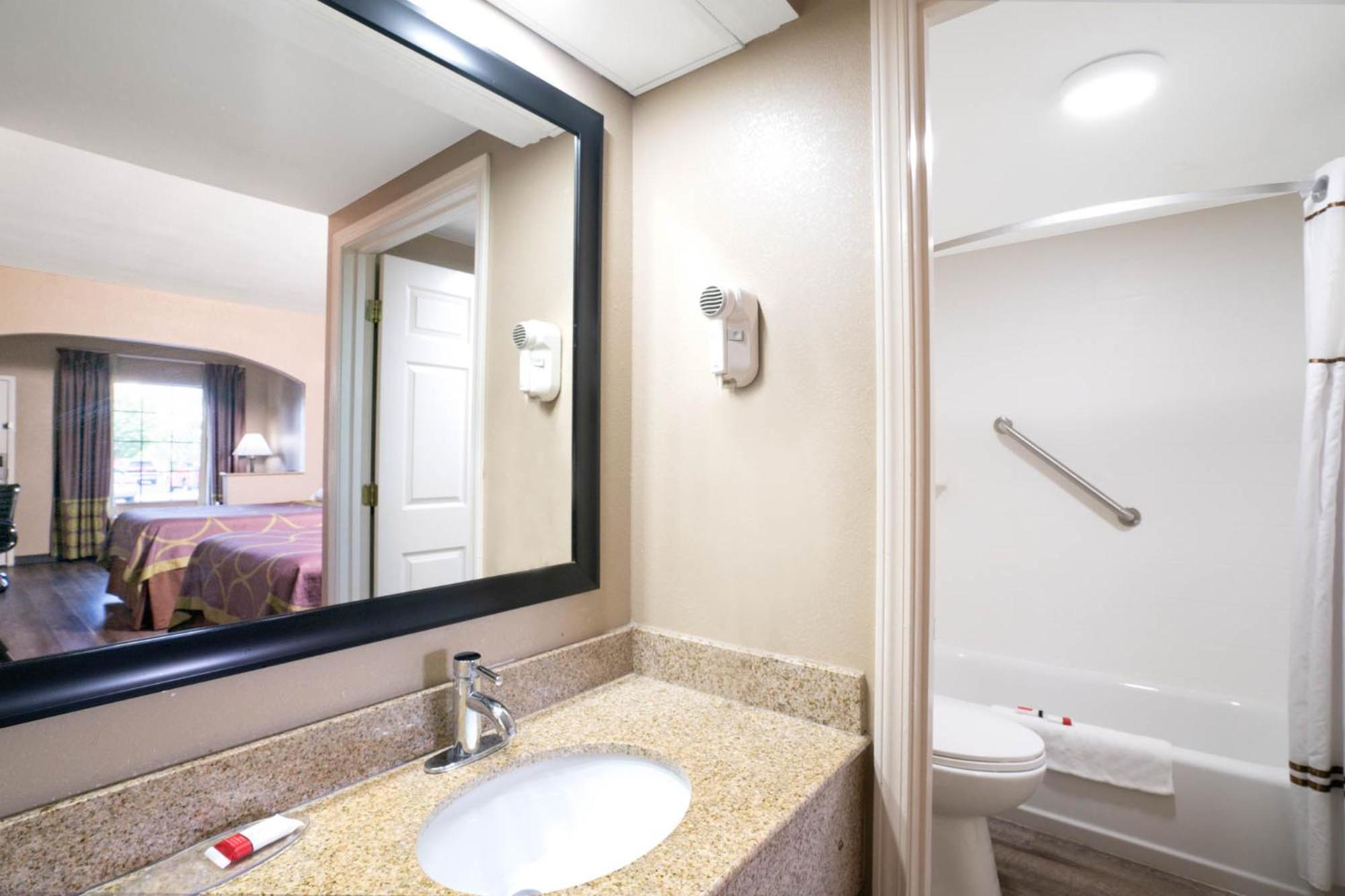 King Room with Kitchenette - Smoking - Photo 5