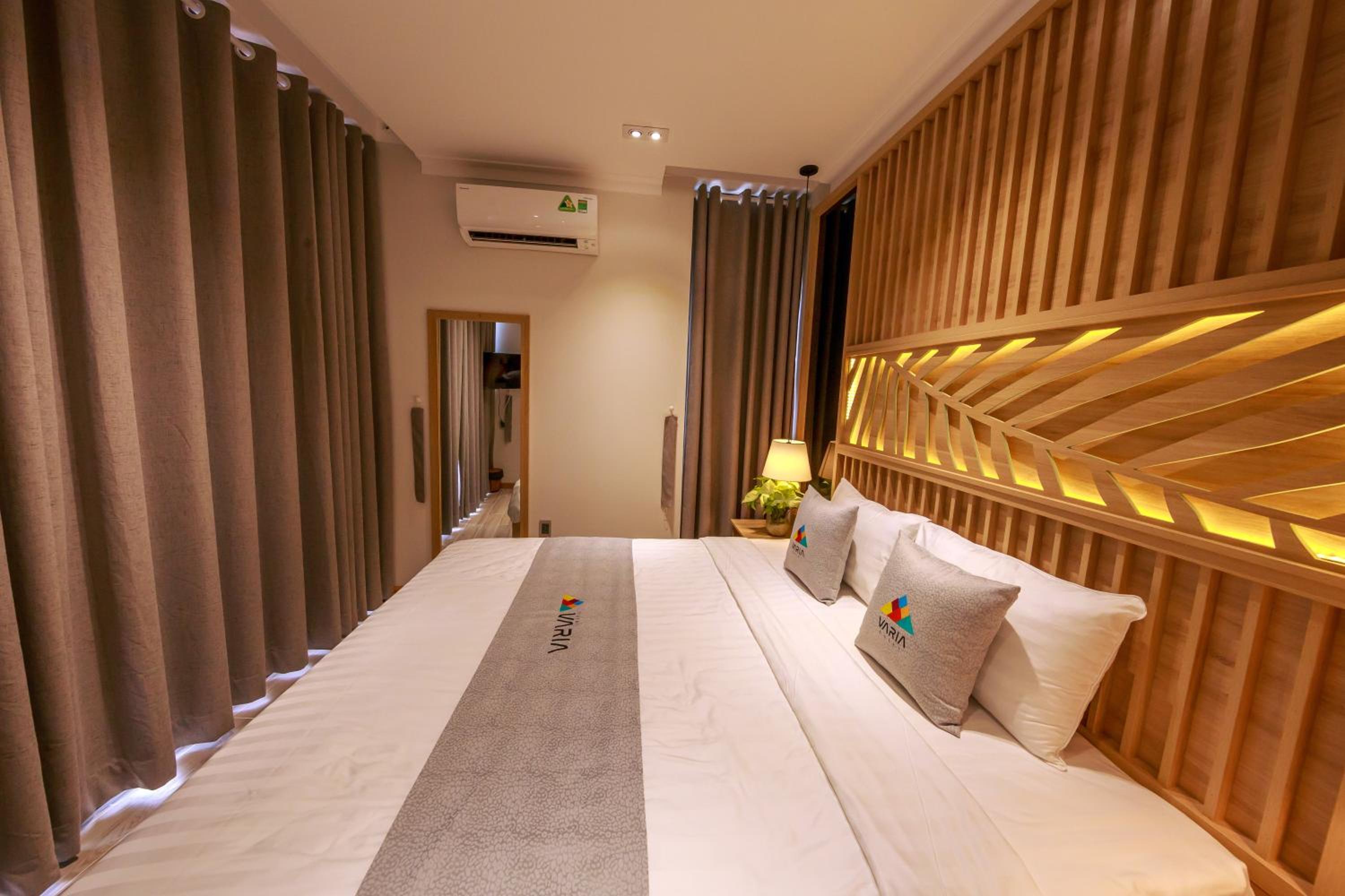 Deluxe King Room - Photo 4